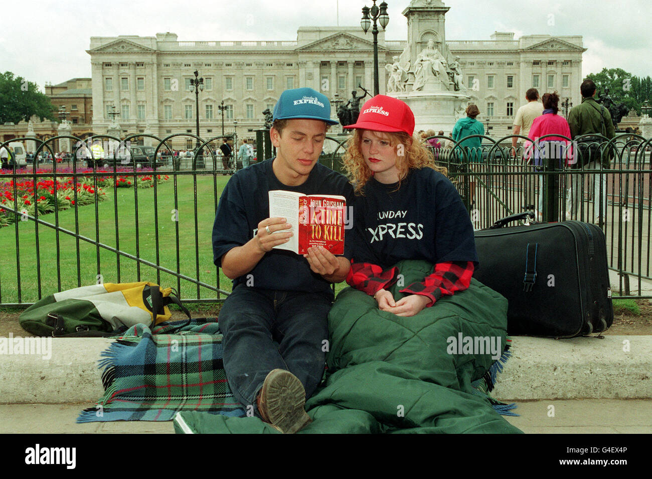 PA NEWS PHOTO 5/8/93  RICHARD SIMPSON FROM KENT AND PAMELA ELLIS FROM WIGAN MAKE SURE THEY ARE FIRST IN THE QUEUE TO VISIT BUCKINGHAM PALACE WHEN IT IS TO OPEN TO THE PUBLIC Stock Photo