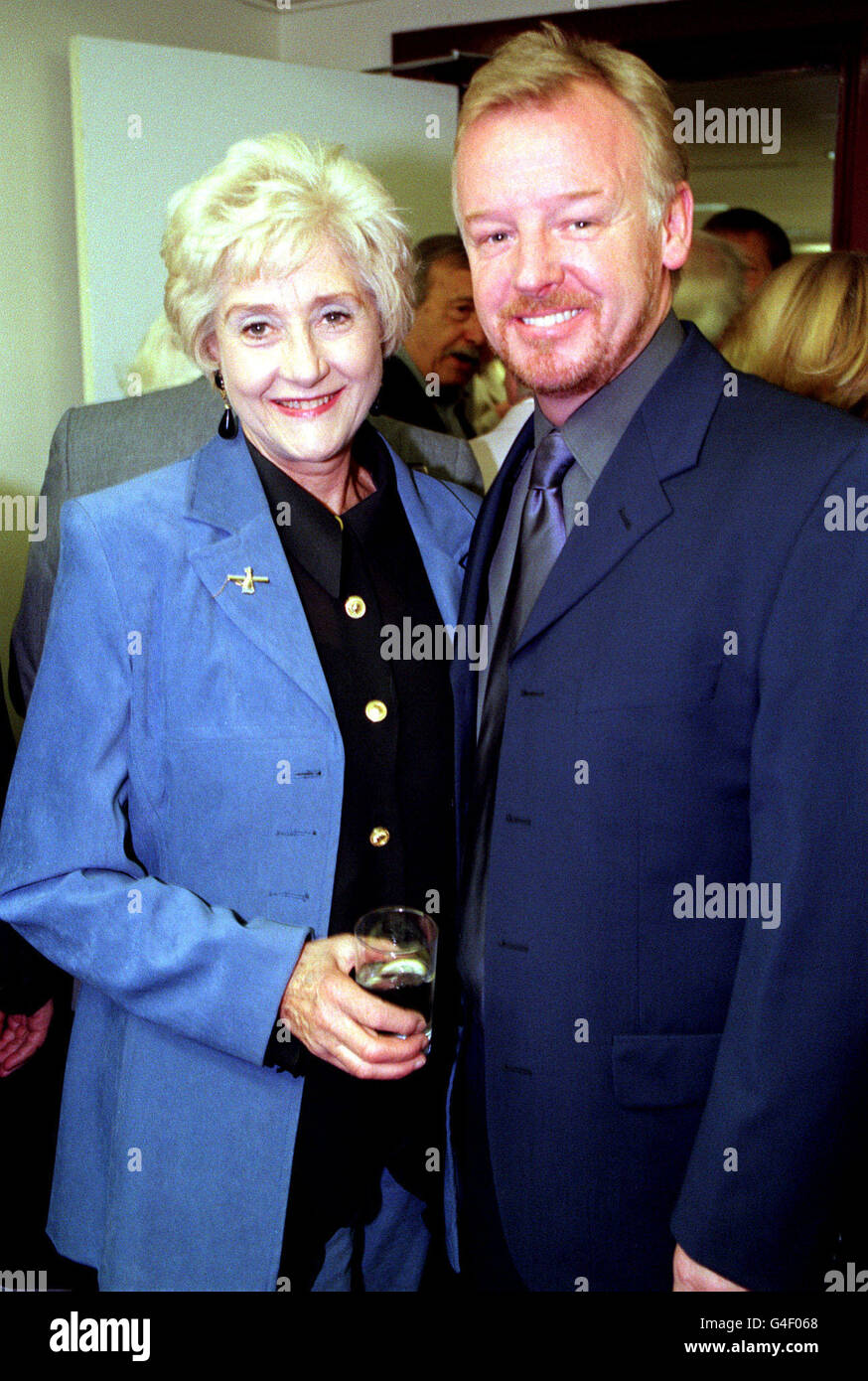 PA NEWS PHOTO 11/10/98 ACTRESS LIZ FRASER AND COMEDIAN LES DENNIS AT BBC BROADCASTING HOUSE IN LONDON, WHERE A SERIES OF PLAQUES COMMEMORATING GREAT BRITISH COMEDIANS WERE UNVEILED BY COMIC HERITAGE. Stock Photo