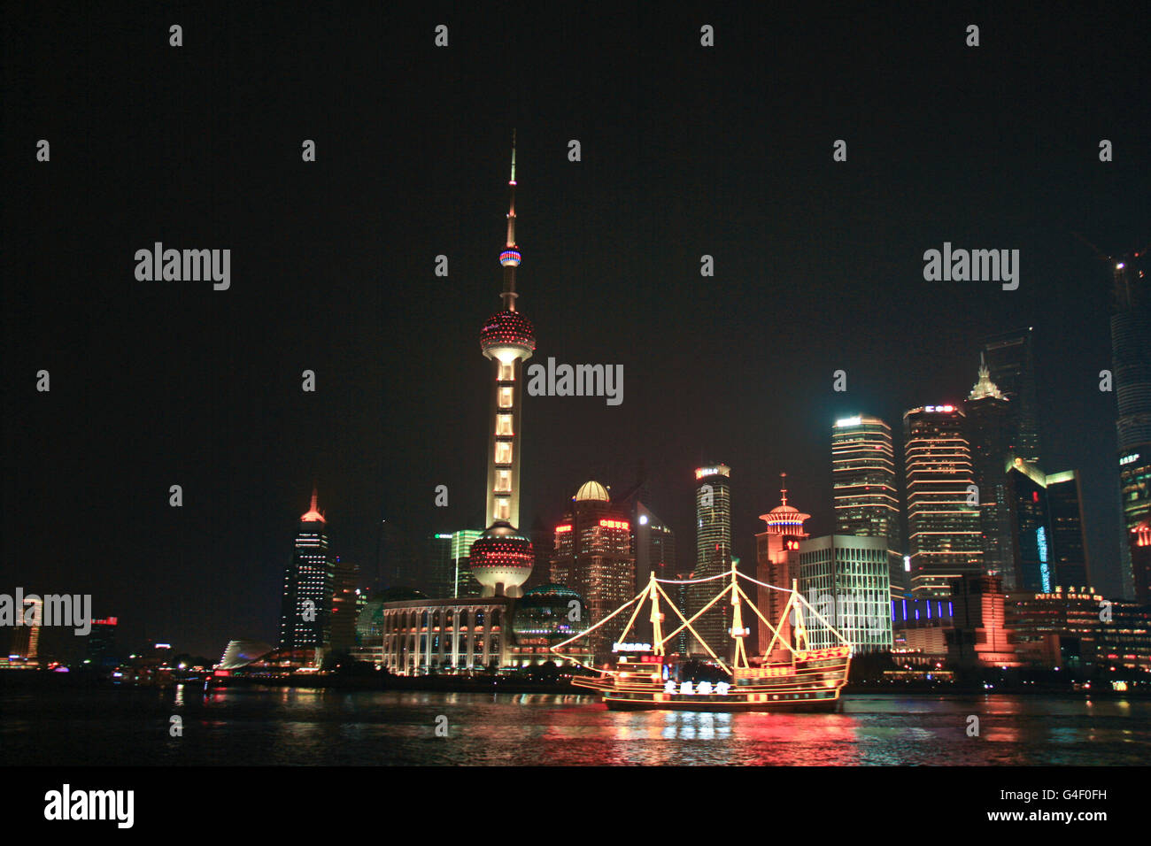 Paysage de nuit Shanghai. Chine. Tour de télévision 'Perle de l'Orient' Stock Photo