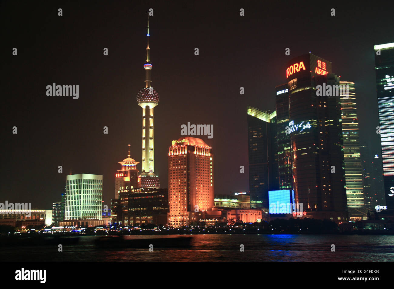Landschaft Nacht Shanghai. China. Fernsehturm 'Perle des Orients' Stock Photo