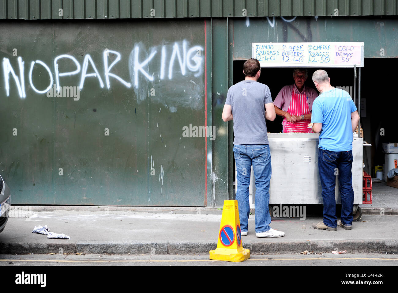 Fans queue outside football ground hi-res stock photography and images ...