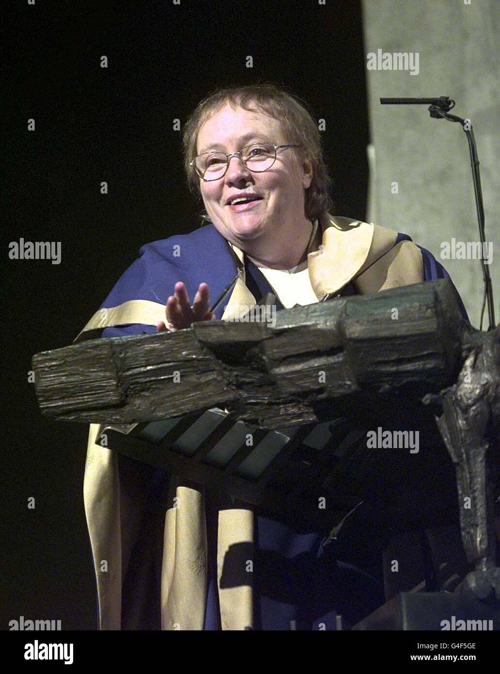 Northern Ireland Secretary Mo Mowlam addresses the congregation in ...