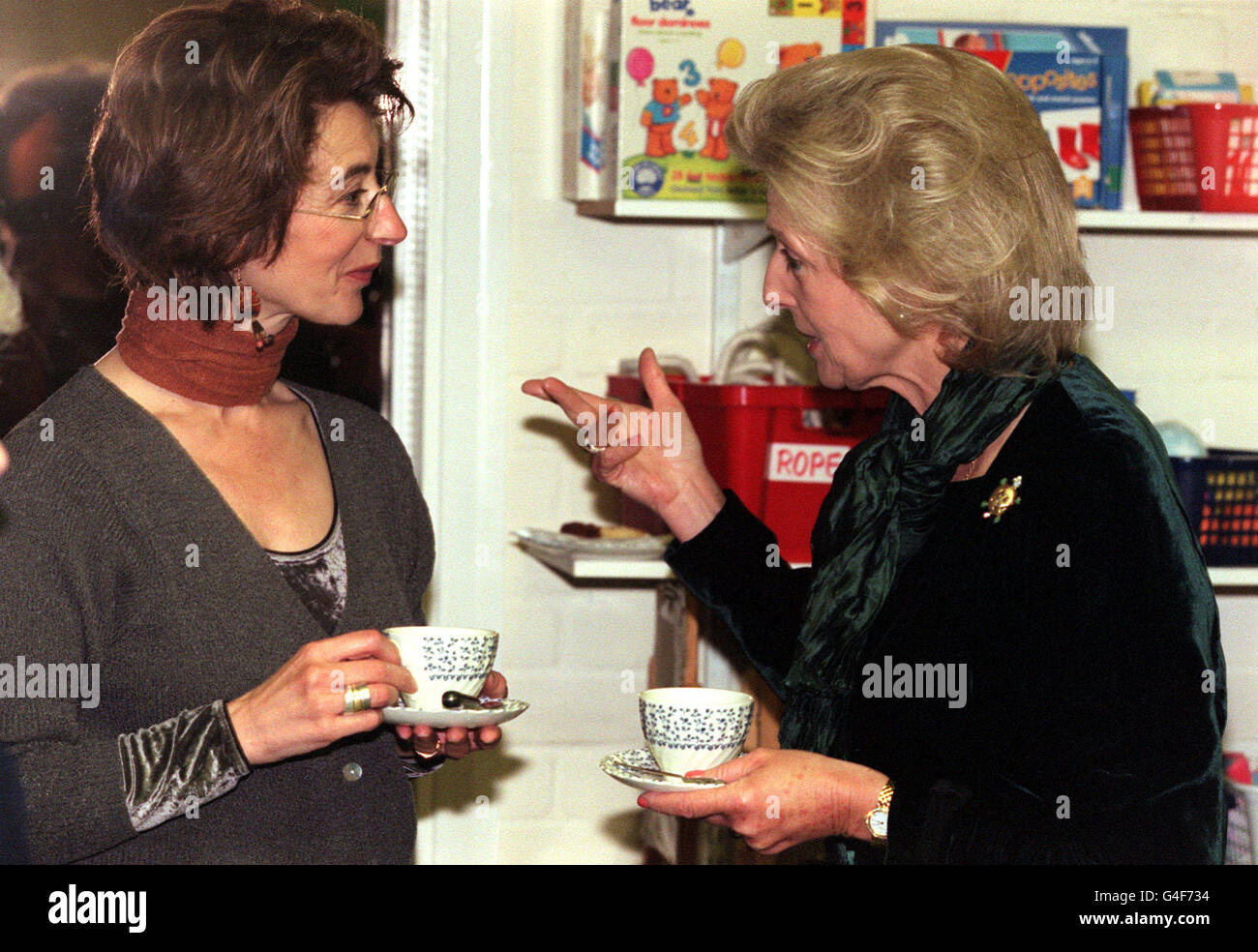 PA NEWS PHOTO 18/11/98 PRINCESS ALEXANDRA DRINKS TEA WITH ACTRESS MAUREEN LIPMAN DURING A VISIT TO THE CONDUCTIVE EDUCATION CENTRE IN MUSWELL HILL, LONDON, TO CELEBRATE ITS TENTH ANNIVERSARY. THE CENTRE PRACTISES THE PETO SYSTEM FOR CHILDREN WITH CEREBRAL PALSY. MS LIPMAN IS A PATRON OF THE CENTRE. Stock Photo