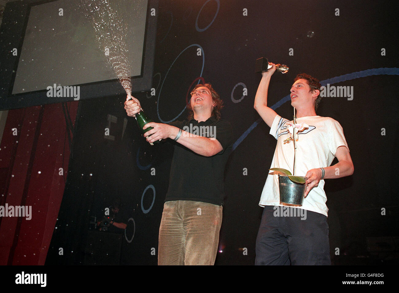 PA NEWS PHOTO 16/9/98 TOM GRAY (L) AND OLLIE PEACOCK OF