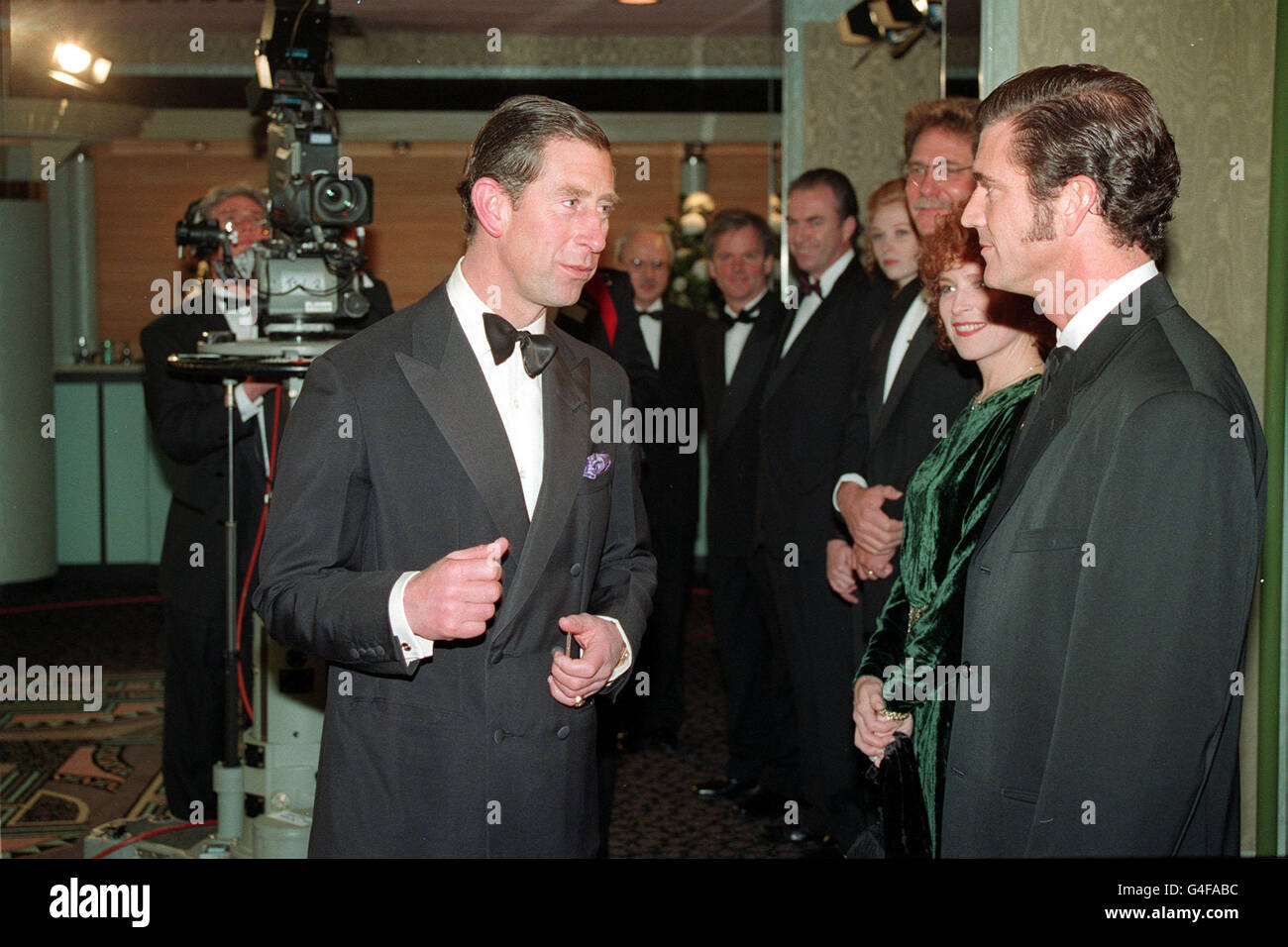 PA NEWS PHOTO 16/11/93  THE PRINCE OF WALES MEETS ACTOR AND FILM DIRECTOR MEL GIBSON BEFORE THE ROYAL FILM PERFORMANCE OF HIS MOVIE 'THE MAN WITHOUT A FACE' AT THE ODEON CINEMA IN LONDON'S LEICESTER SQUARE Stock Photo