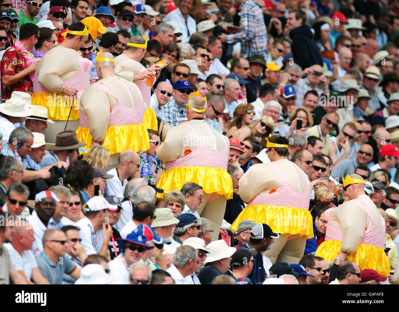 Cricket fans fancy dress hi-res stock photography and images - Alamy