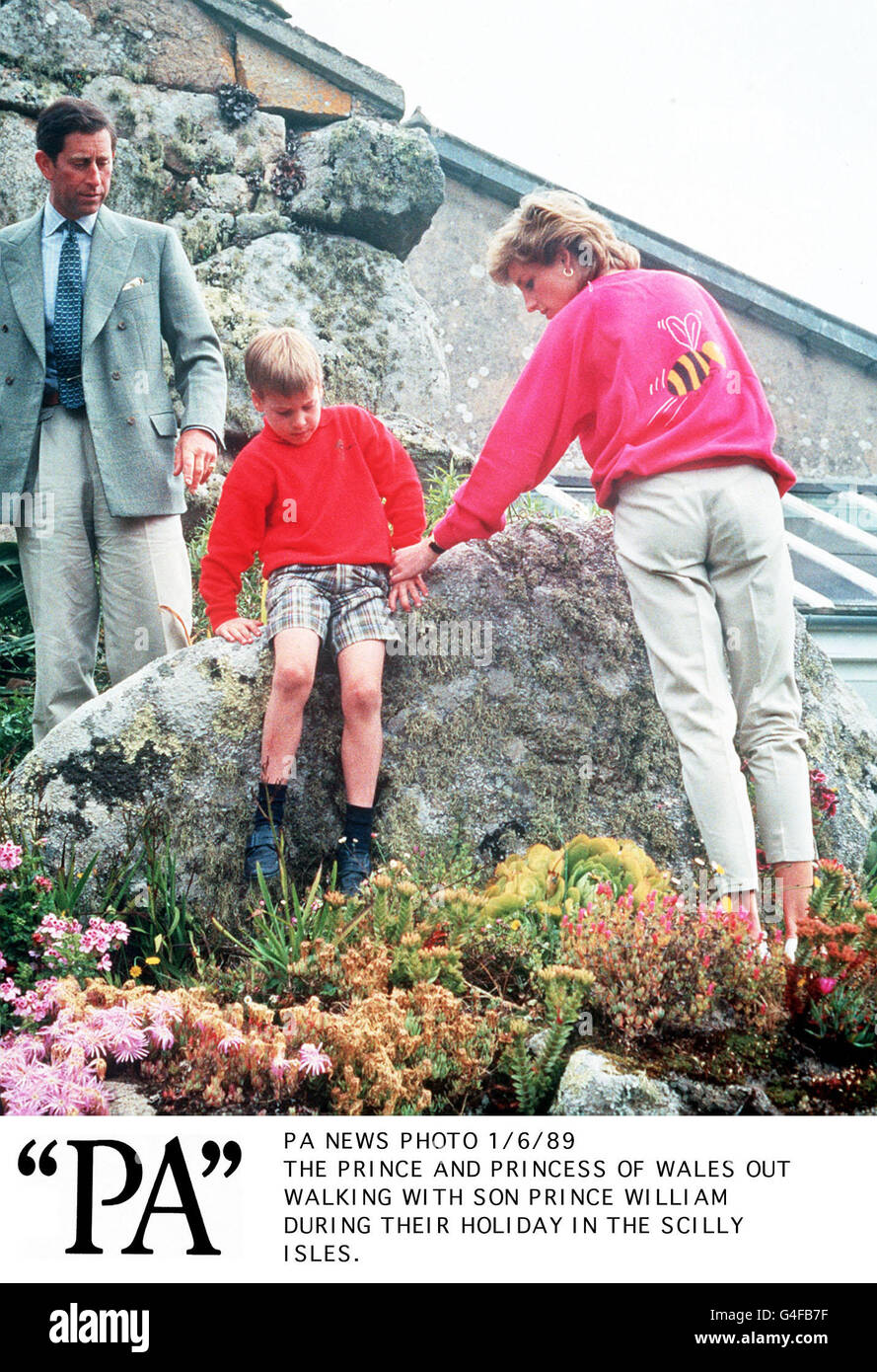 PA NEWS PHOTO 1/6/89 THE PRINCE AND PRINCESS OF WALES OUT WALKING WITH SON PRINCE WILLIAM DURING THEIR HOLIDAY IN THE SCILLY ISLES. (NEG. NO. 7230-3) Stock Photo