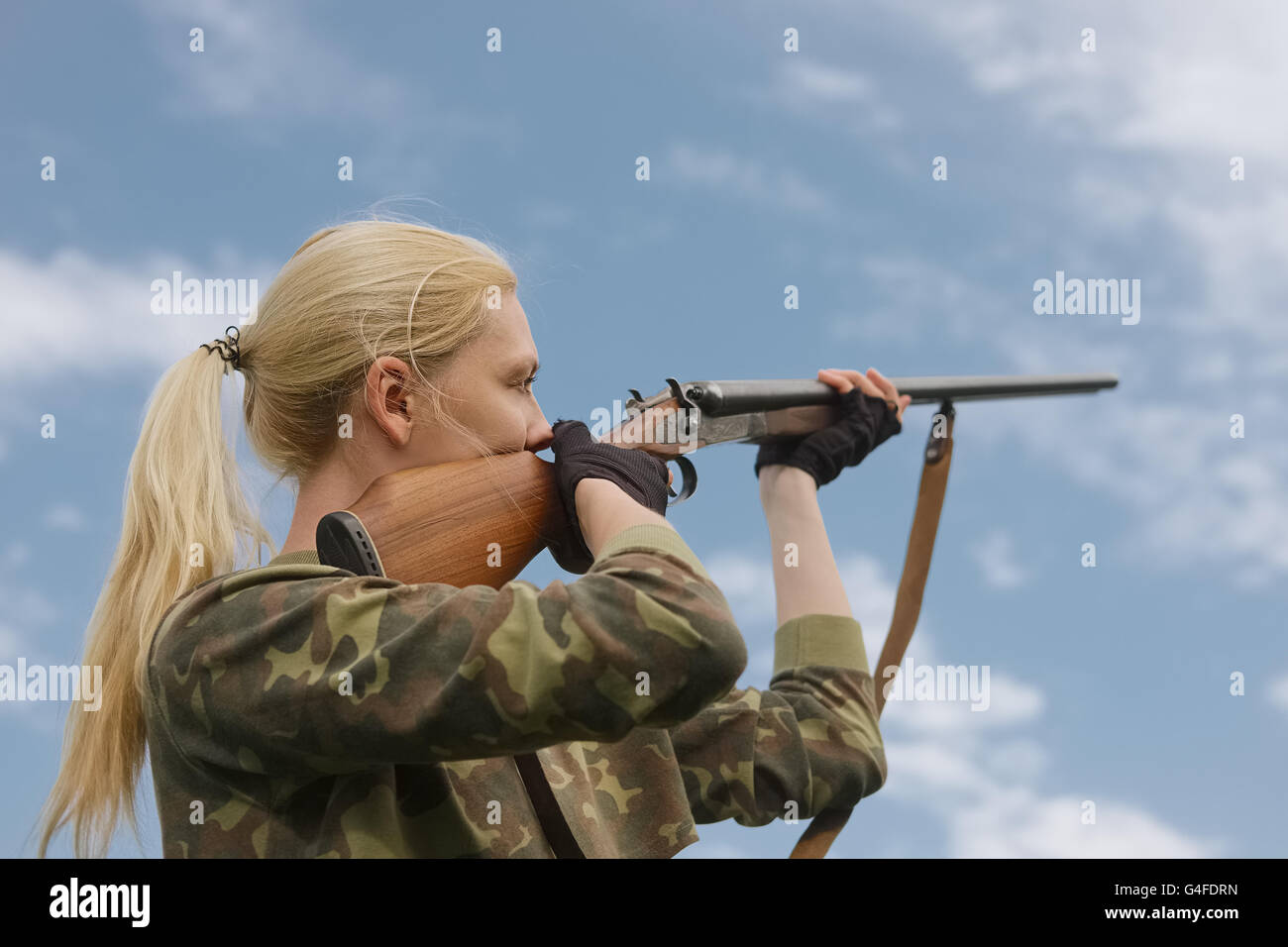 Attractive hunter girl aiming with hunting double-barreled rifle Stock ...