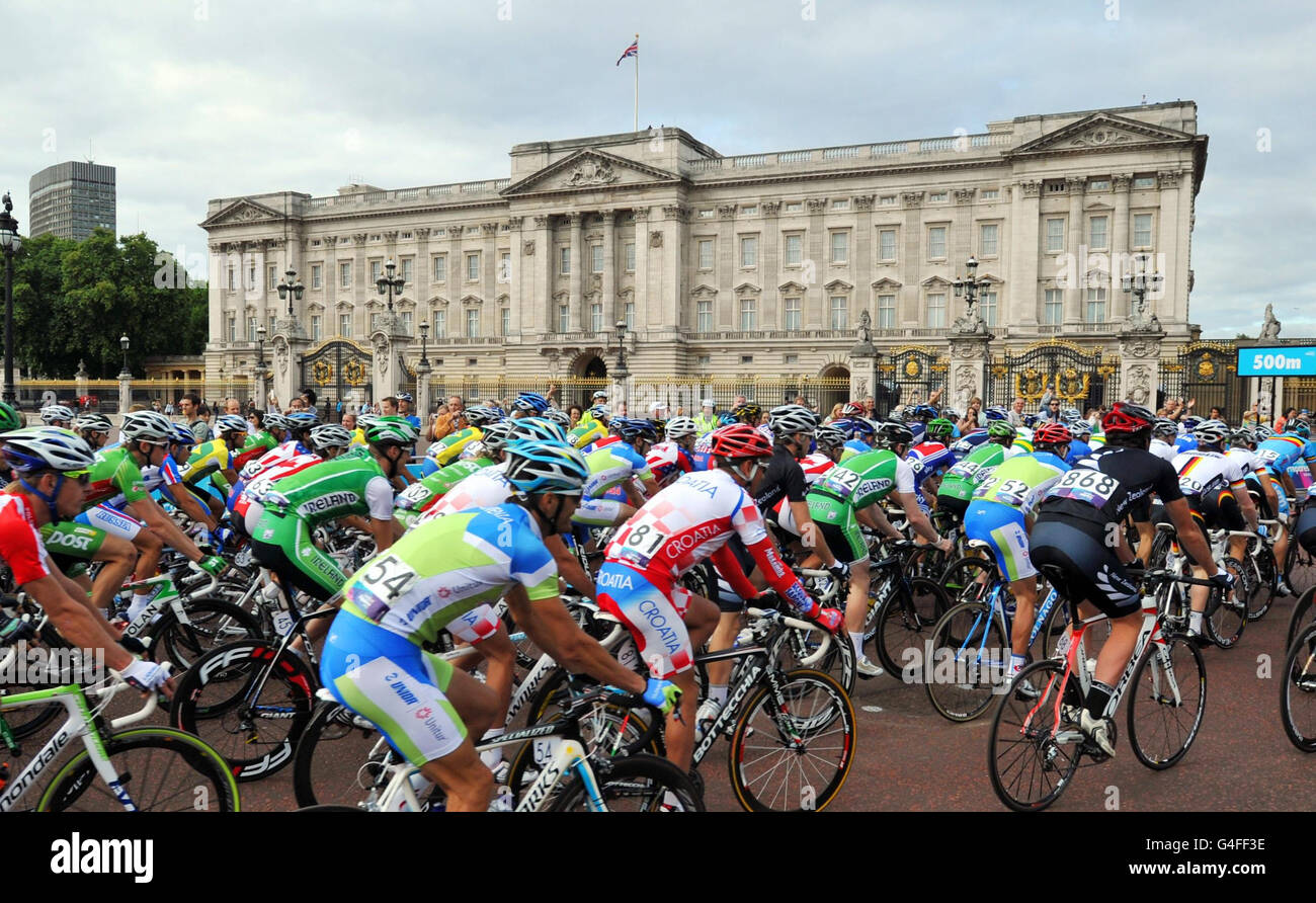 The peloton passes Buckingham Palace during the Surrey Cycle Classic