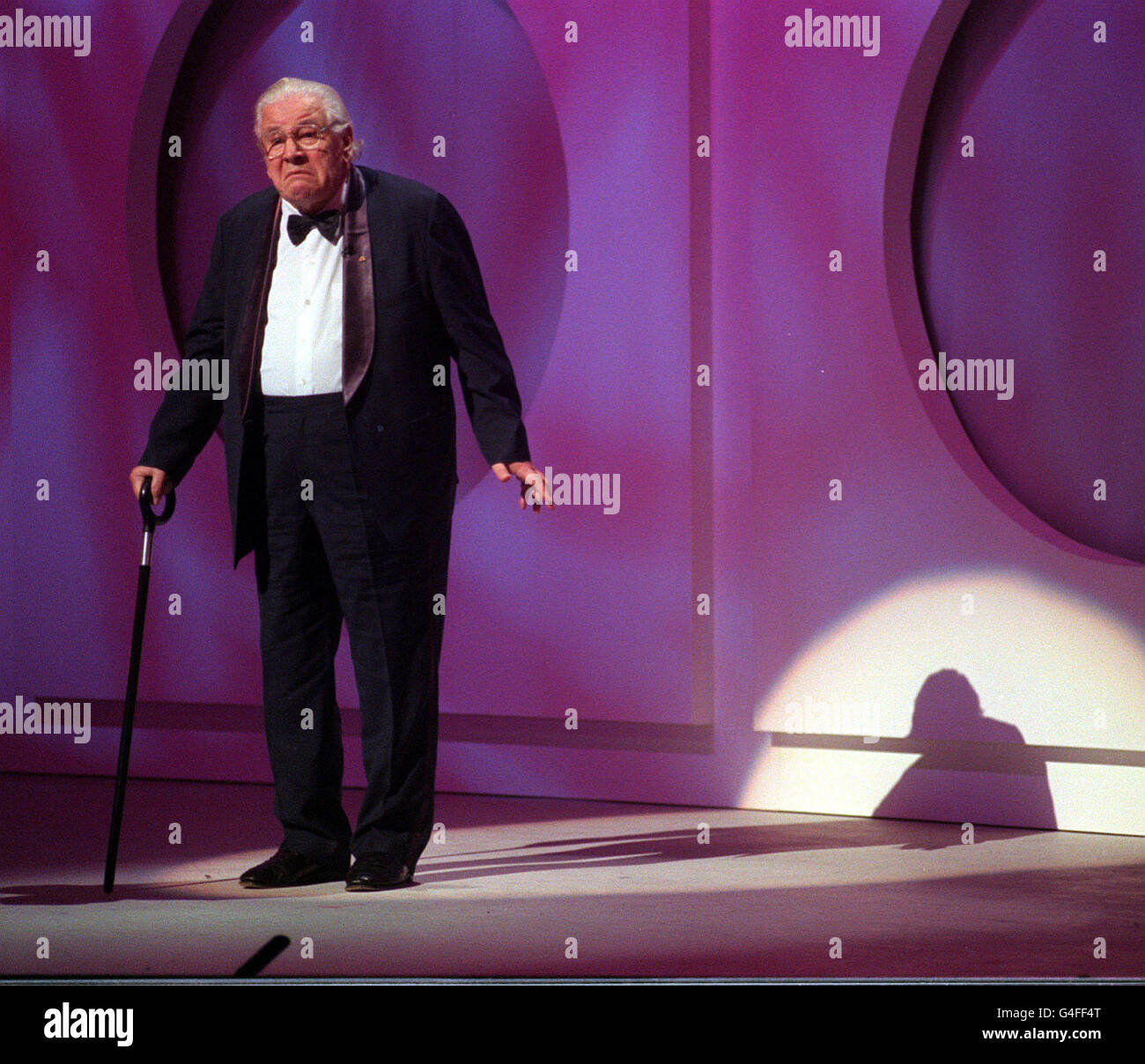 PA NEWS PHOTO 28/10/98 ACTOR PETER USTINOV ON STAGE AT THE PRINCE'S TRUST COMEDY GALA AT THE LYCEUM THEATRE IN LONDON. THE EVENT WAS TO MARK THE PRINCE OF WALES'S 50TH BIRTHDAY (14/11/98). Stock Photo