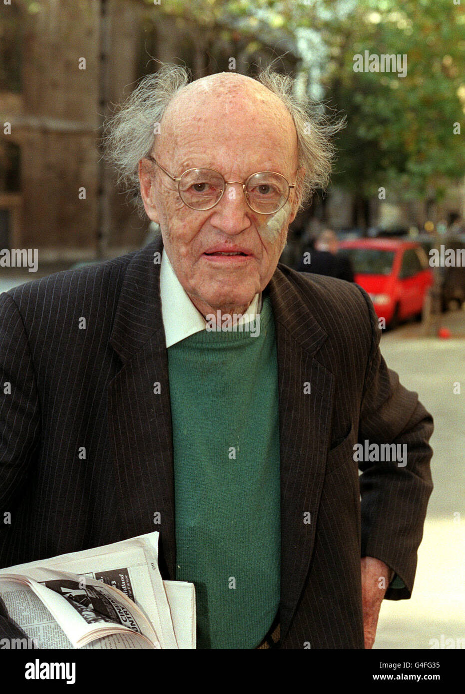 PA NEWS PHOTO 5/11/98 LABOUR PEER LORD LONGFORD, A LONG TIME SUPPORTER OF MOORS MURDERER MYRA HINDLEY'S CAUSE, AT THE COURT OF APPEAL IN LONDON, WHERE HOMES SECRETARY JACK STRAW'S DECISION NOT TO ALLOW HINDLEY TO BE RELEASED WAS UPHELD. * Lord Longford died Friday August 3 2001 at London's Chelsea and Westminster Hospital aged 95. Stock Photo