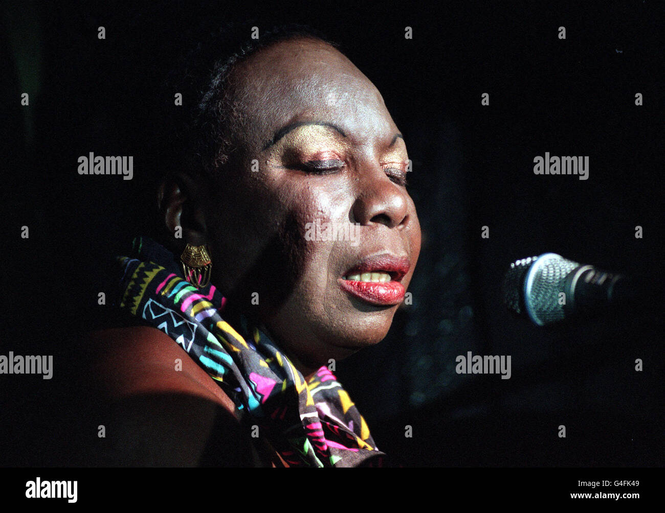SINGER NINA SIMONE AT THE CANCER RESEARCH CAMPAIGN'S GALA HALLOWEEN BAL, AT THE HILTON HOTEL, PARK LANE IN LONDON. Stock Photo