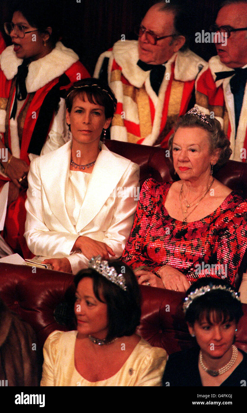 PA NEWS 24/11/98 HOLLYWOOD ACTRESS JAMIE LEE CURTIS (CENTRE LEFT), WIFE OF  LORD HAYDEN-GUEST, SITS IN THE HOUSE OF LORDS DURING THE STATE OPENING OF  PARLIAMENT WHERE THE QUEEN GAVE A SPEECH