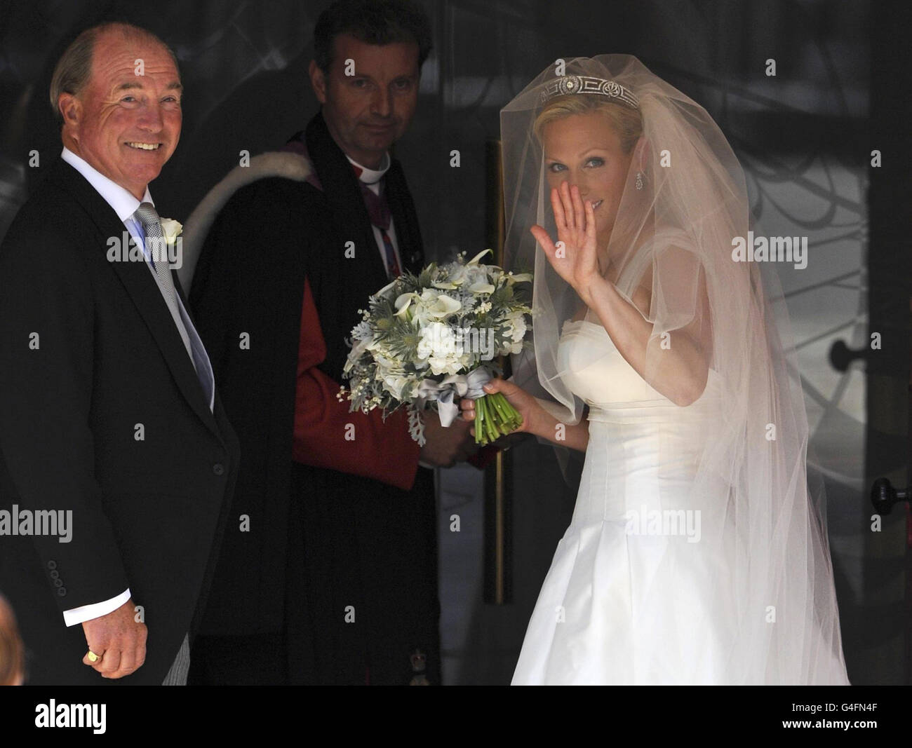 Zara Phillips with her father Mark arriving for her wedding to Mike Tindall,  at Canongate Kirk in Edinburgh Stock Photo - Alamy