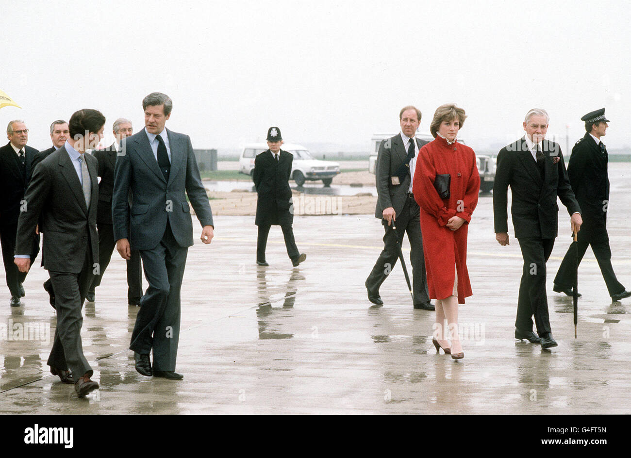 PA NEWS PHOTO MARCH 1981 THE PRINCE AND A THIN LOOKING PRINCESS OF WALES WALK TO HIS AIRCRAFT AT HEATHROW AIRPORT, LONDON AMONG A GROUP OF OFFICALS BEFORE LEAVING THE PRINCESS FOR FIVE WEEKS FOR A TOUR OF NEW ZEALAND, AUSTRALIA AND VENEZUELA Stock Photo