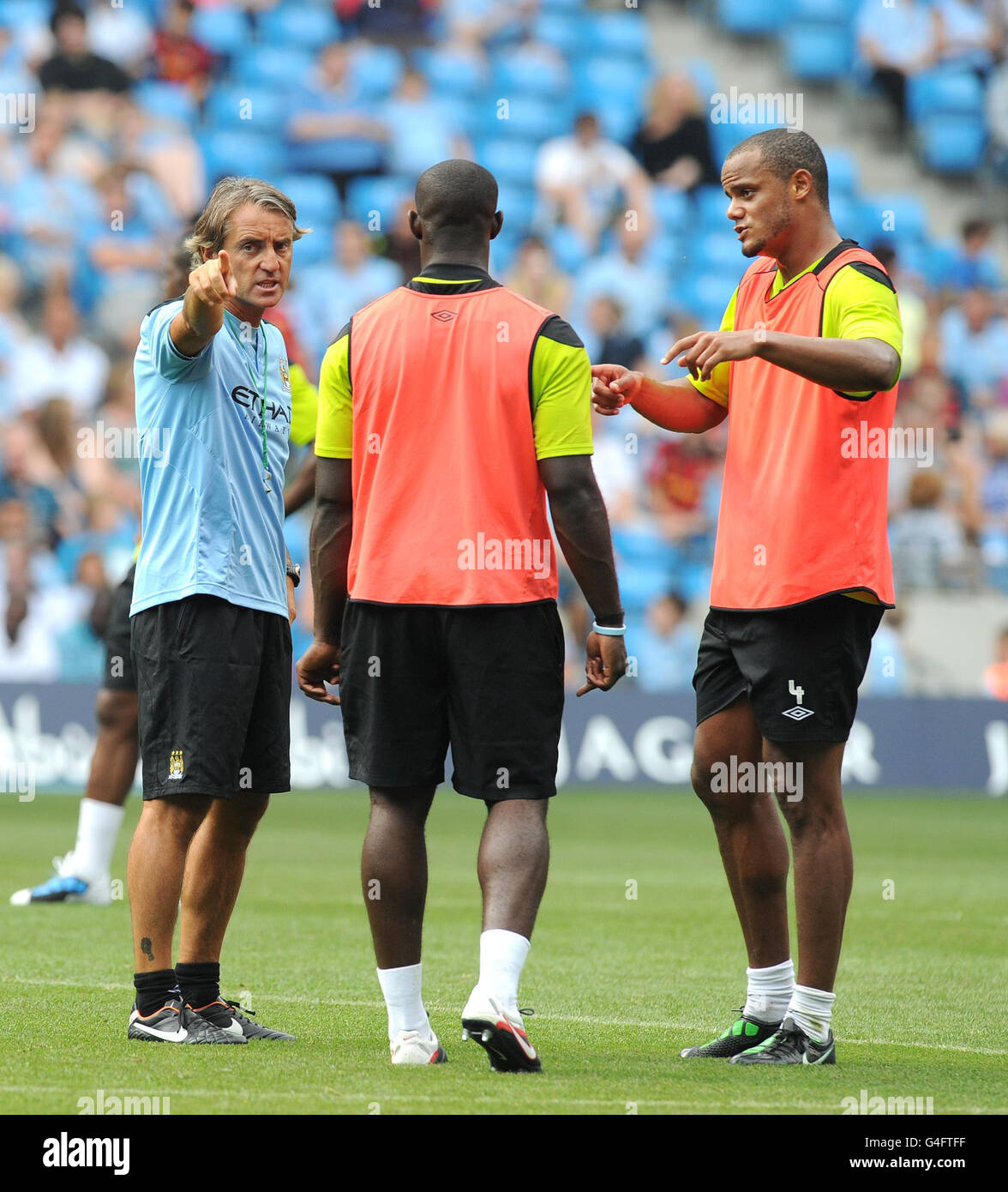 Manchester City Manager Roberto Mancini Left Talks With Micah Richards And Vincent Kompany Right During An Open Training Session At The Etihad Stadium Manchester Stock Photo Alamy