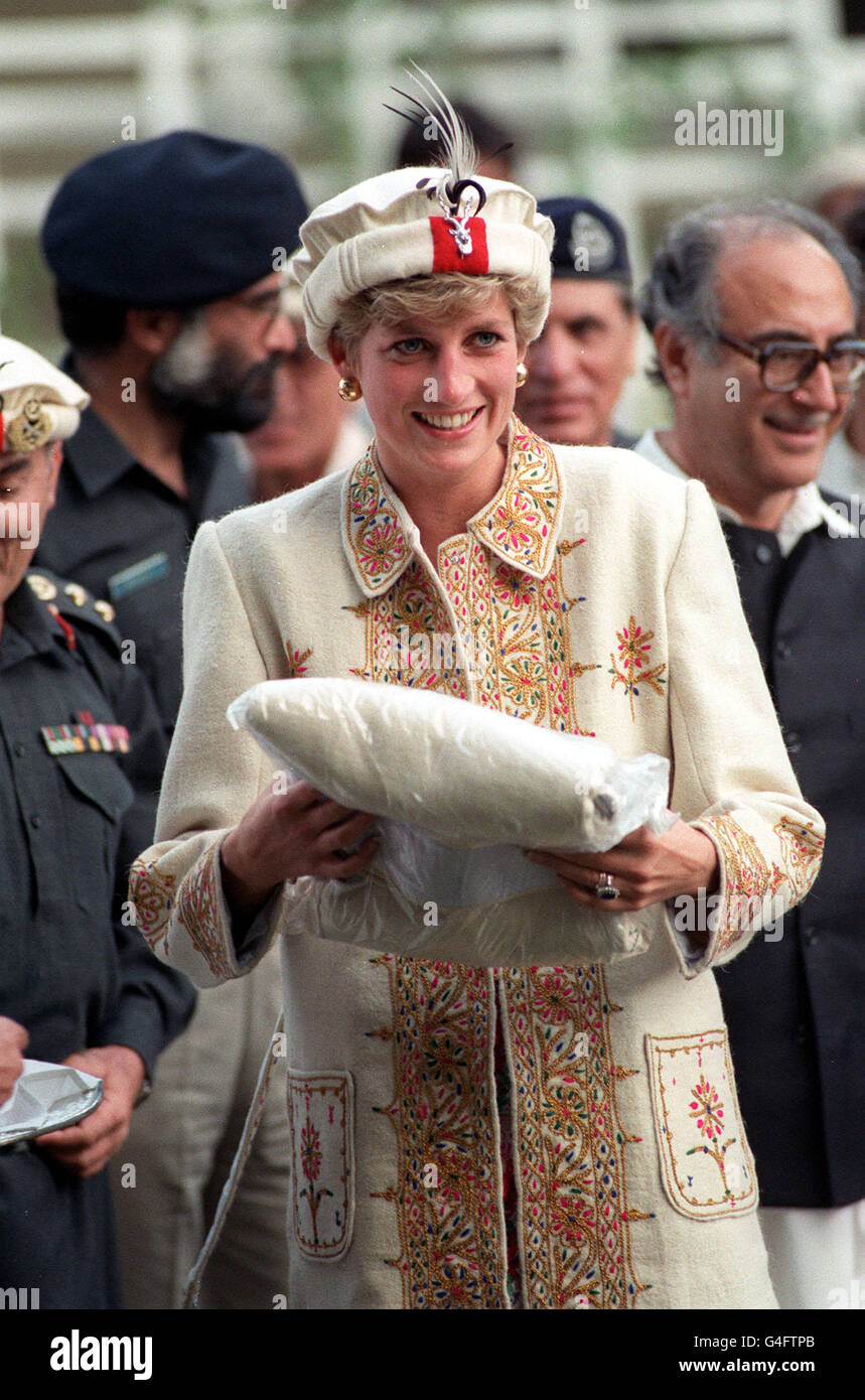 PA NEWS PHOTO 26/9/91 THE PRINCESS OF WALES ACCEPTS A GIFT AS SHE WEARS A CAP DECORATED WITH FEATHERS AND AN EMBROIDERED COAT GIVEN TO HER WHEN SHE WAS MADE AN HONORARY CHITRAL SCOUT DURING A VISIT TO PAKISTAN Stock Photo