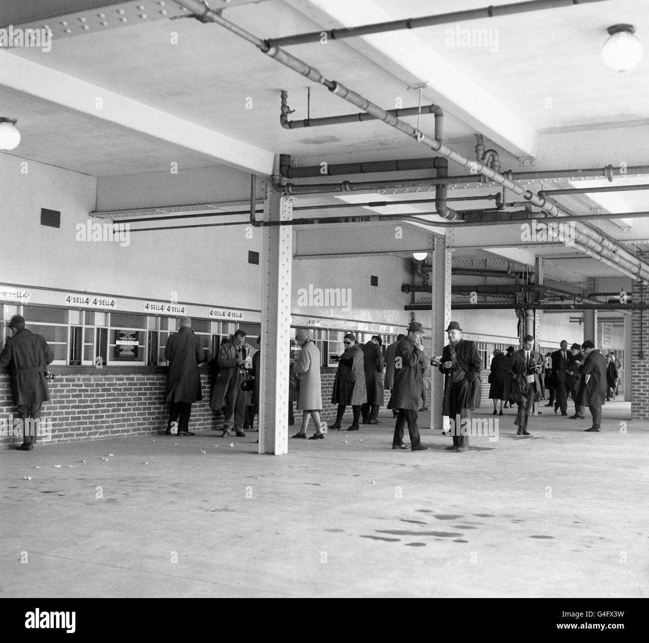 Horse Racing Kempton Park Racecourse Stock Photo Alamy