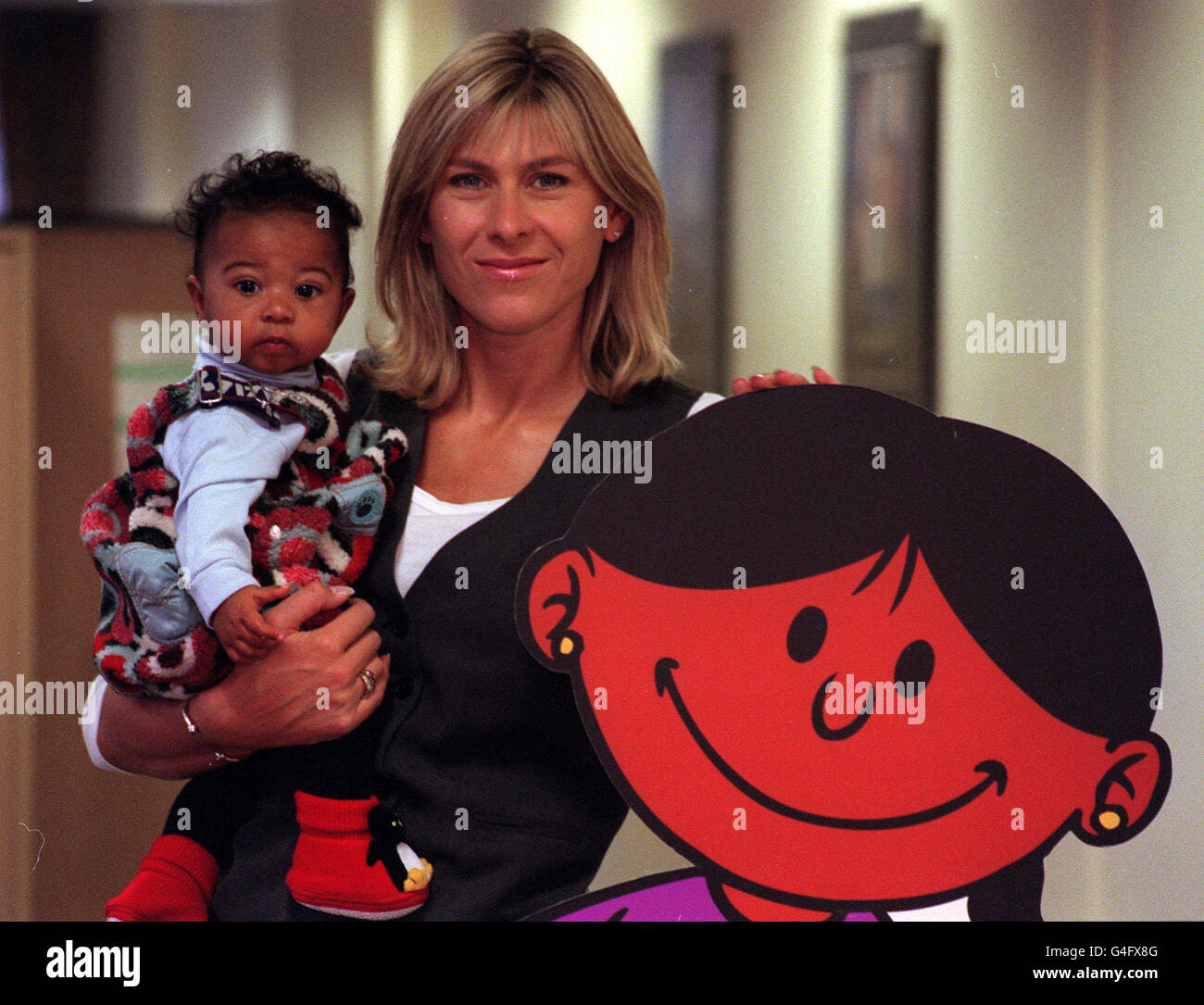 PA NEWS PHOTO 22/10/98 FORMER OLYMPIC SWIMMER SHARRON DAVIES, WITH DAUGHTER GRACE, AT THE NSPCC CENTRE IN LONDON, TO HELP LAUNCH 'THE PACK TO HELP PARENTS NOT TO SMACK'. Stock Photo