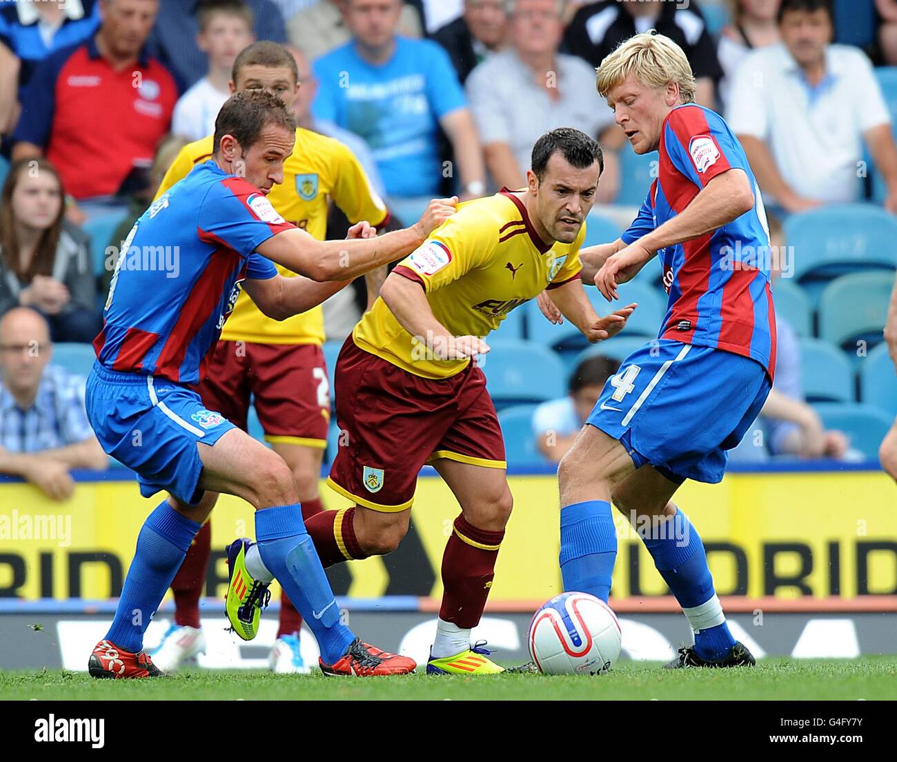 Soccer - npower Football League Championship - Crystal Palace v Burnley - Selhurst Park. Burnley's Ross Wallace gets between Crystal Palace's Jonathan Parr (right) and David Wright (left) Stock Photo