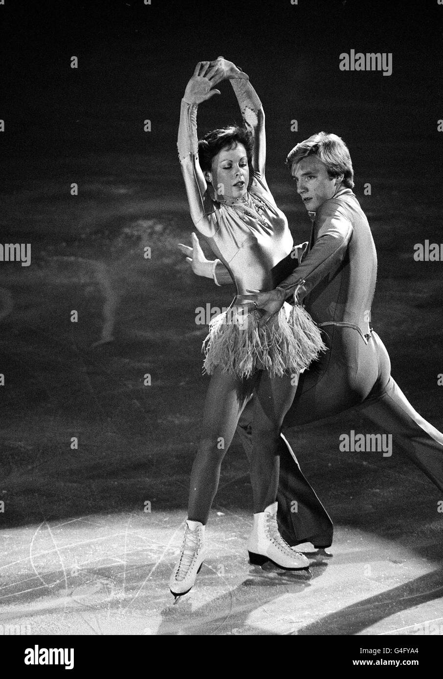 PA NEWS PHOTO 15/4/82 JAYNE TORVILL AND CHRISTOPHER DEAN IN ACTION DURING AN ICE SKATING COMPETITION IN LONDON Stock Photo