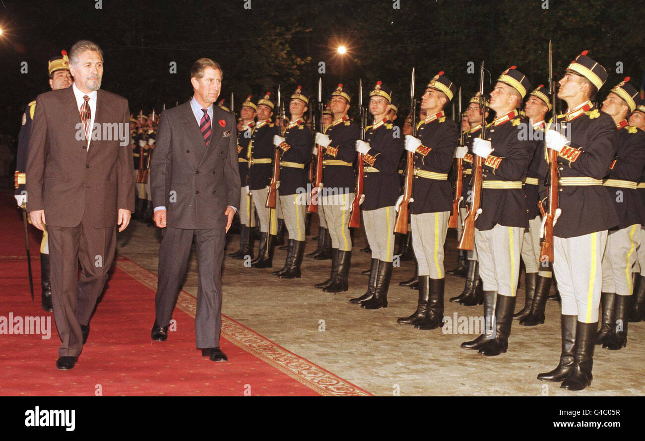 The Prince of Wales with Romanian President Constantinescu, inspects the guard of honour at the President's palace in Bucharest. The Prince arrived from Slovenia, to start a 3 day visit during his Balkan tour. PHOTO BY JOHN STILLWELL/PA. Stock Photo