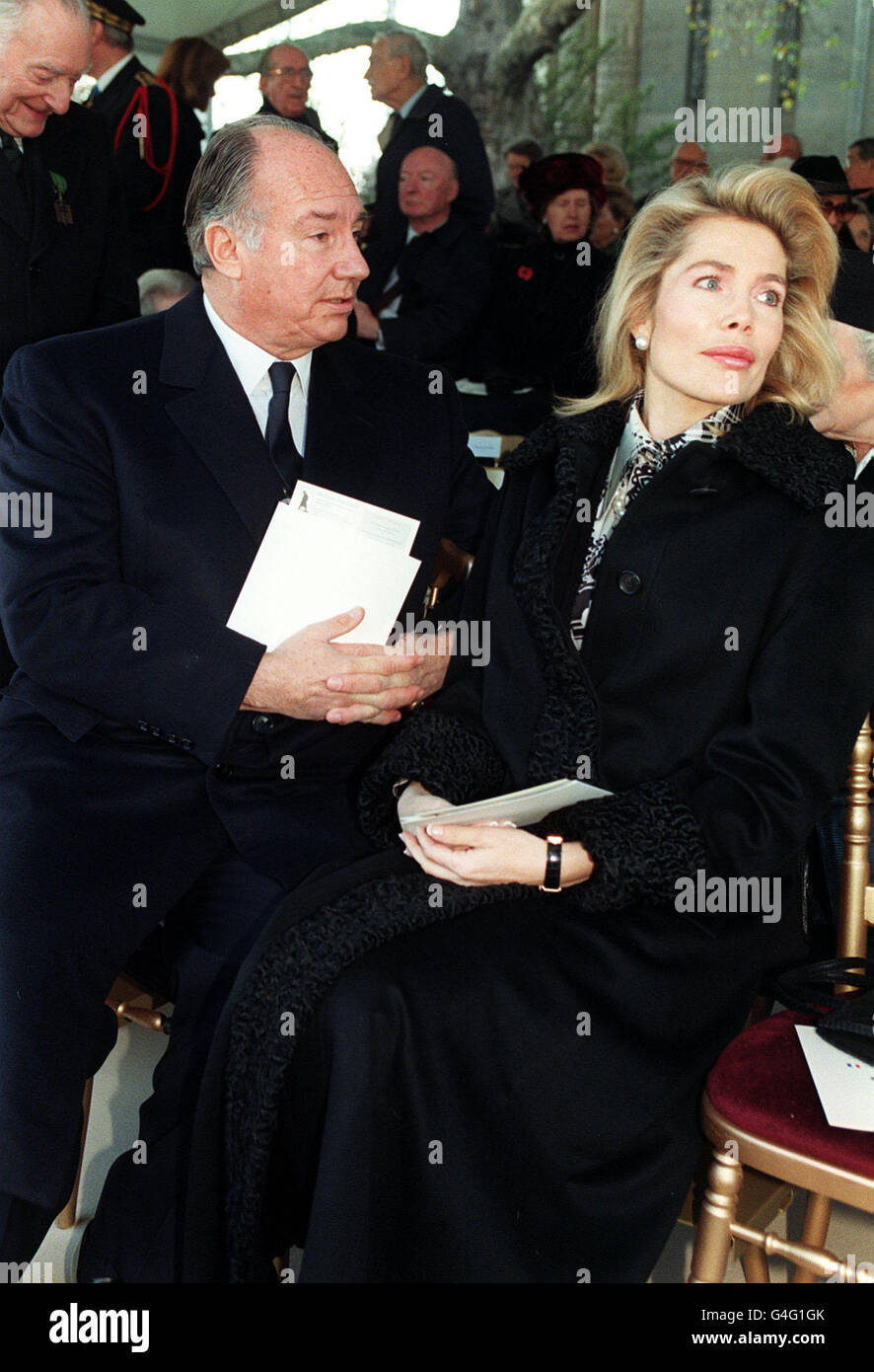 PA NEWS 11/11/98 PRINCE AGA KHAN AND HIS WIFE, GERMAN-BORN PRINCESS BEGUM AGA KHAN, DURING A CEREMONY IN WHICH BRITAIN'S QUEEN ELIZABETH II AND FRENCH PRESIDENT JACQUES CHIRAC JOINTLY UNVEILED A STATUE OF SIR WINSTON CHURCHILL. Stock Photo
