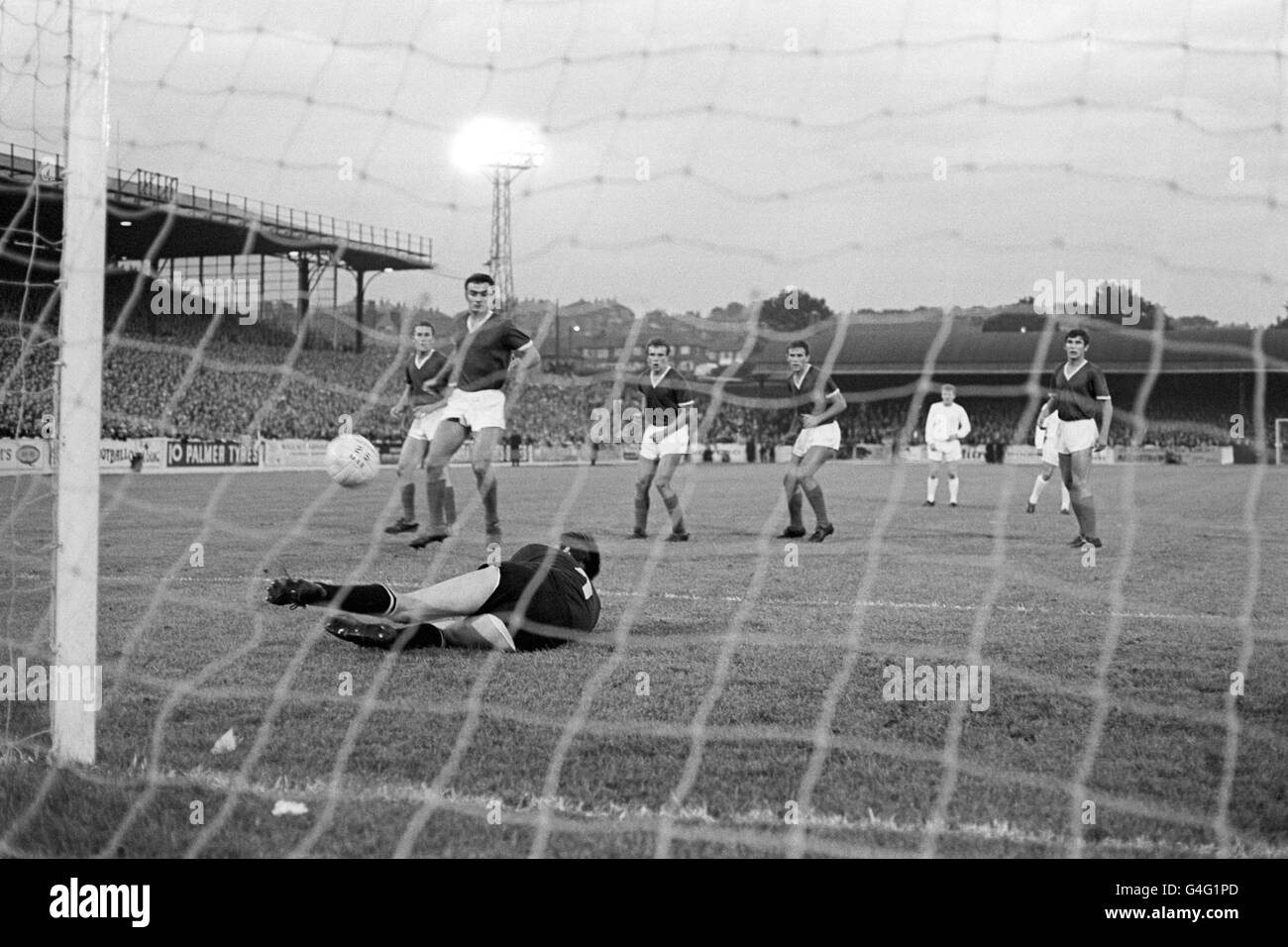 Soccer - 1967 Inter-Cities Fairs Cup Final - Second Leg - Leeds United v Dinamo Zagreb - Elland Road. Dinamo Zagreb goalkeeper Zlatko Skoric saves a Willie Bell (hidden) free kick during the match. Stock Photo