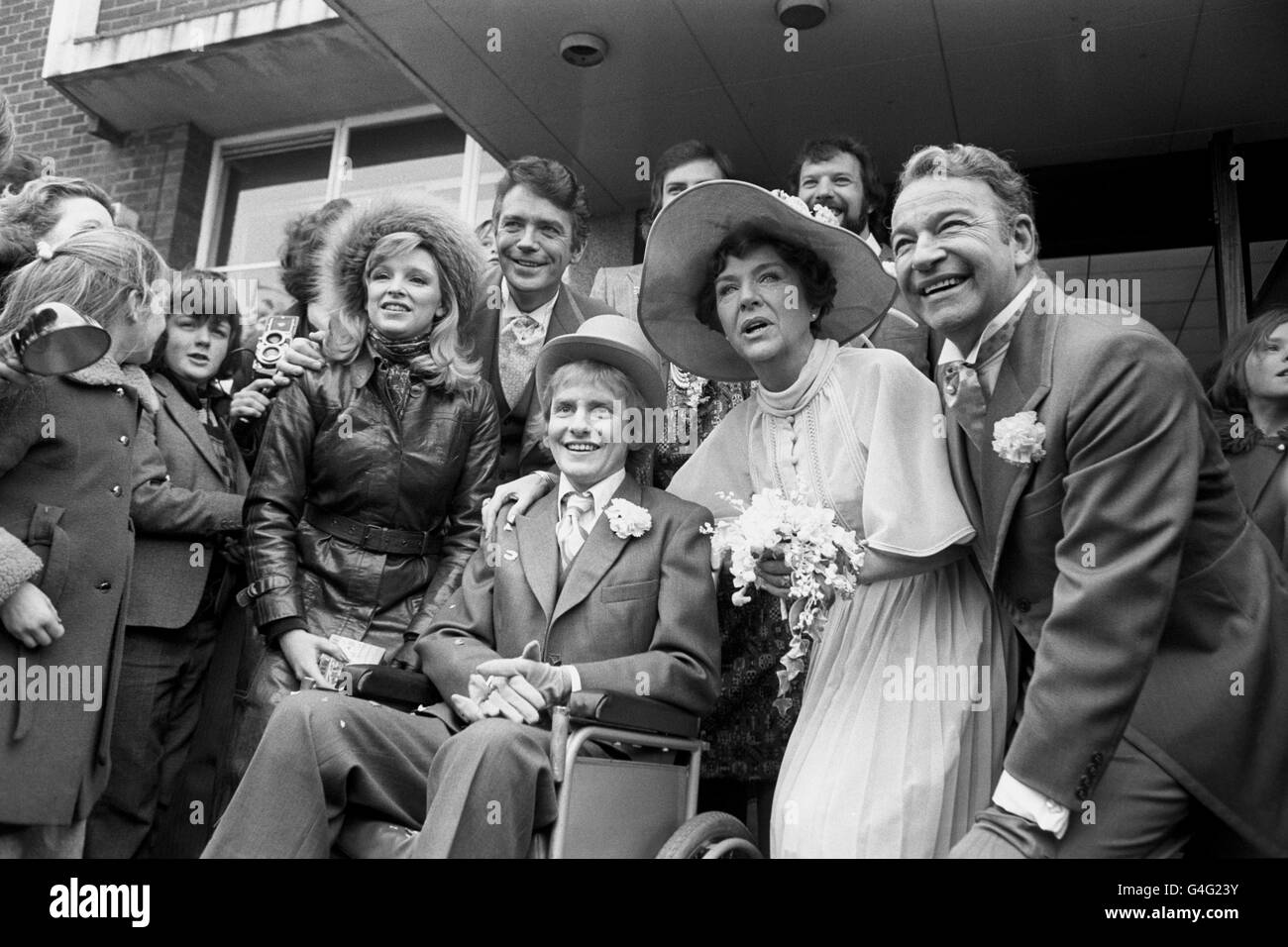 Two of the stars of Crossroads, Noele Gordon (Meg Richardson), second right, and John Bentley (Hugh Mortimer), right, at Birmingham Register Office after their on screen 'wedding'. Also present were Roger Tonge (Meg's son Sandy, in wheelchair), and Jane Rossington (Meg's daughter Jill, in leather jacket). Stock Photo
