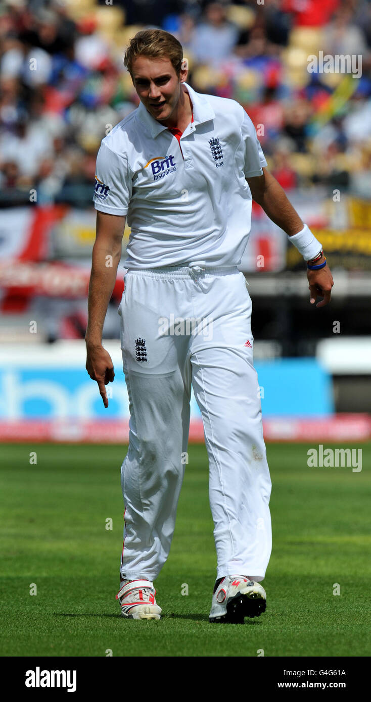 Cricket - npower Third Test - Day One - England v India - Edgbaston. England's Stuart Broad points to a possible foot problem Stock Photo