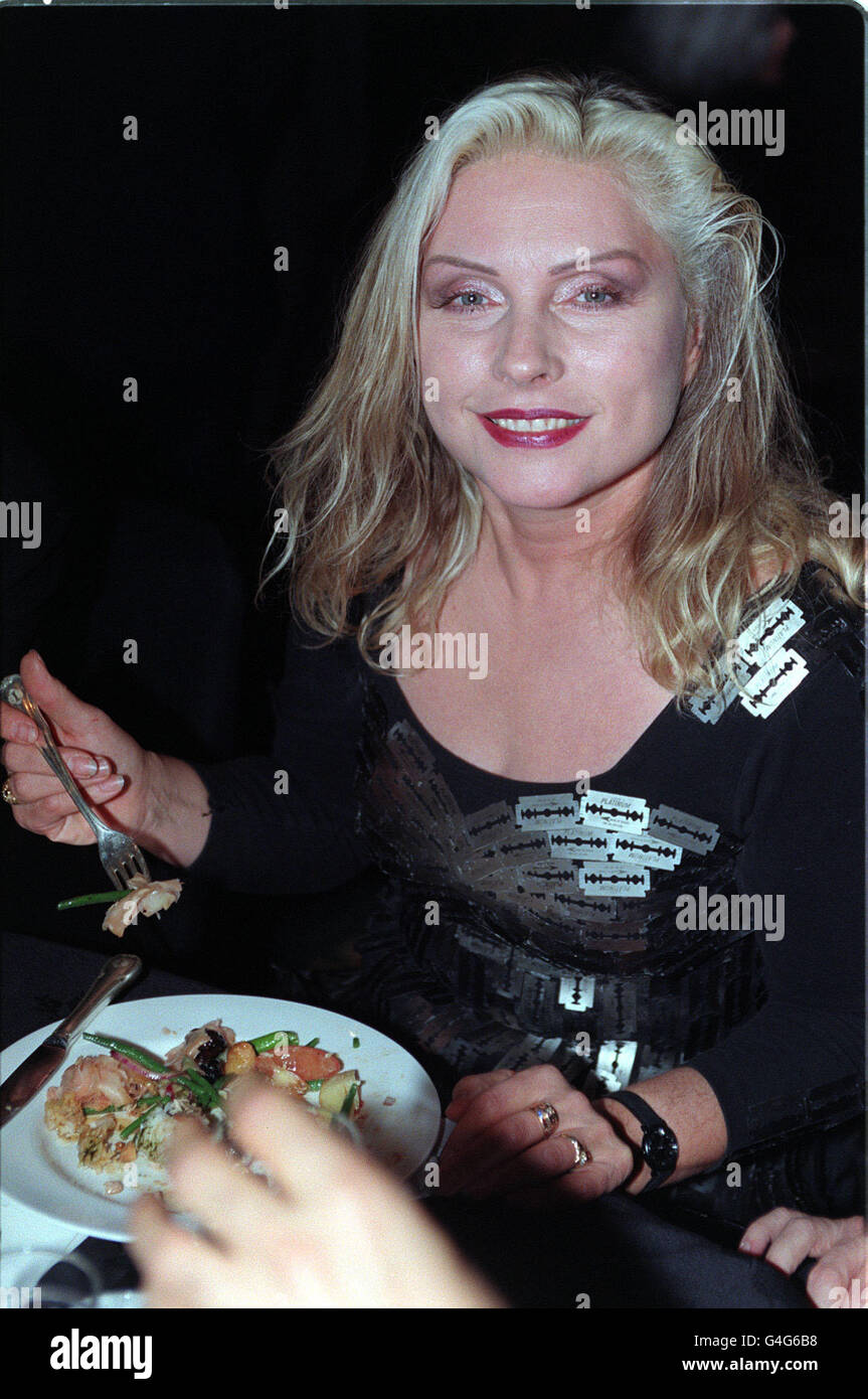 PA NEWS PHOTO 30/10/98 DEBBIE HARRY OF BLONDIE WEARING A DRESS COVERED IN RAZOR BLADES, AT THE Q AWARDS 1998, IN LONDON WHERE BLONDIE RECEIVED THE Q INSPIRATION AWARD. Stock Photo
