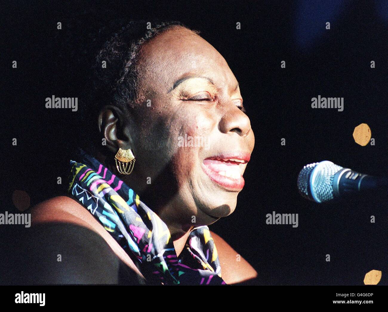 The legendary French singer Nina Simone plays a one-off set at the Cancer Research Campaign's Gala Halloween Ball, at the Hilton, Park Lane, in London this evening (Friday). Photo by Stefan Rousseau/PA. *21/04/03*Nina Simone has died at her home in France, her booking agent said, Monday April 21, 2003 Stock Photo