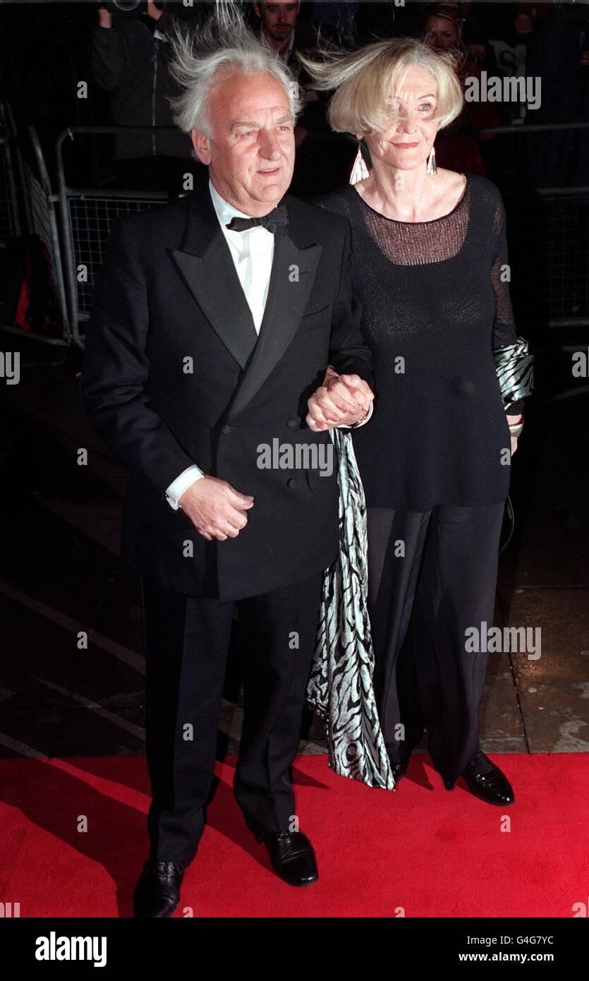 PA NEWS PHOTO 27/10/98  ACTOR JOHN THAW AND HIS WIFE SHEILA HANCOCK AT THE ROYAL ALBERT HALL IN LONDON FOR THE NATIONAL TELEVISION AWARDS. JOHN THAW WON THE AWARD FOR THE MOST POPULAR ACTOR  21/02/02: John Thaw (left) and co-star Dennis Waterman in the Thames TV's series - The Sweeney - who play Det. Inspector Jack Regan (Thaw) and his partner, Det. Sergeant George Carter.: Actor John Thaw, 60, star of Inspector Morse and The Sweeney, died at home this afternoon,  his family said. Stock Photo