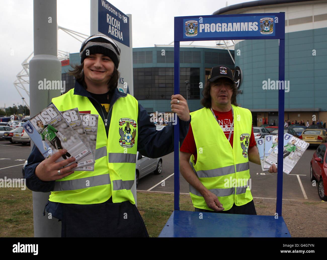 Programme Seller Programme sellers outside ground hi-res stock photography and images ...