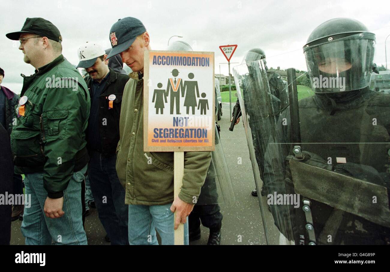 Loyalists take a stand in front of a line of (RUC) Royal Ulster Constabulary Police, today (Tuesday July 7, 1998), near the Garvaghy Road, Portadown, as the Drumcree Standoff enters day three. PA Photo/ Peter Morrision. Stock Photo