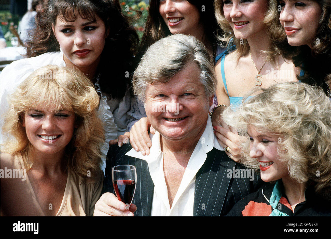 PA NEWS PHOTO 1/8/82 COMEDIAN BENNY HILL WITH A FEAST OF PRETTY GIRLS AT THE THAMES TELEVISION'S ANNUAL GARDEN PARTY IN THE INNER TEMPLE, LONDON ALSO IN THE PICTURE IS ACTRESS JANE LEEVES (TOP LEFT), STAR OF 'FRASIER'. Stock Photo