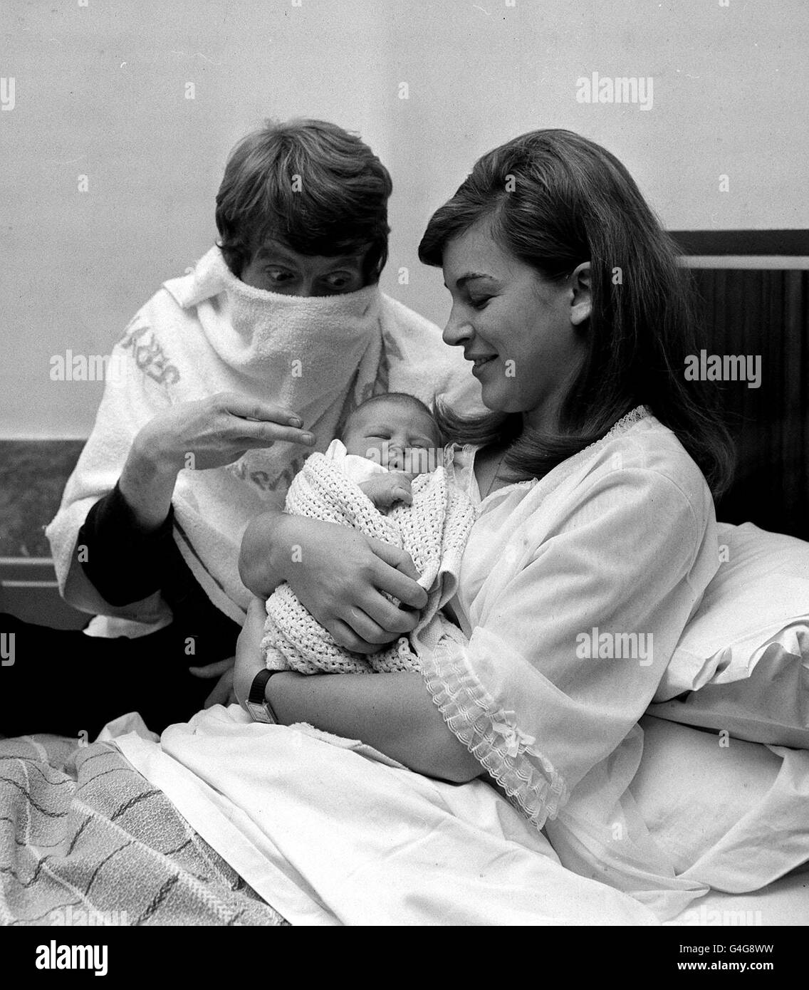 & WIFE GABRIELLE AT WESTMINSTER HOSPITAL, LONDON WITH THEIR TWO DAY OLD DAUGHTER LUCY Stock Photo