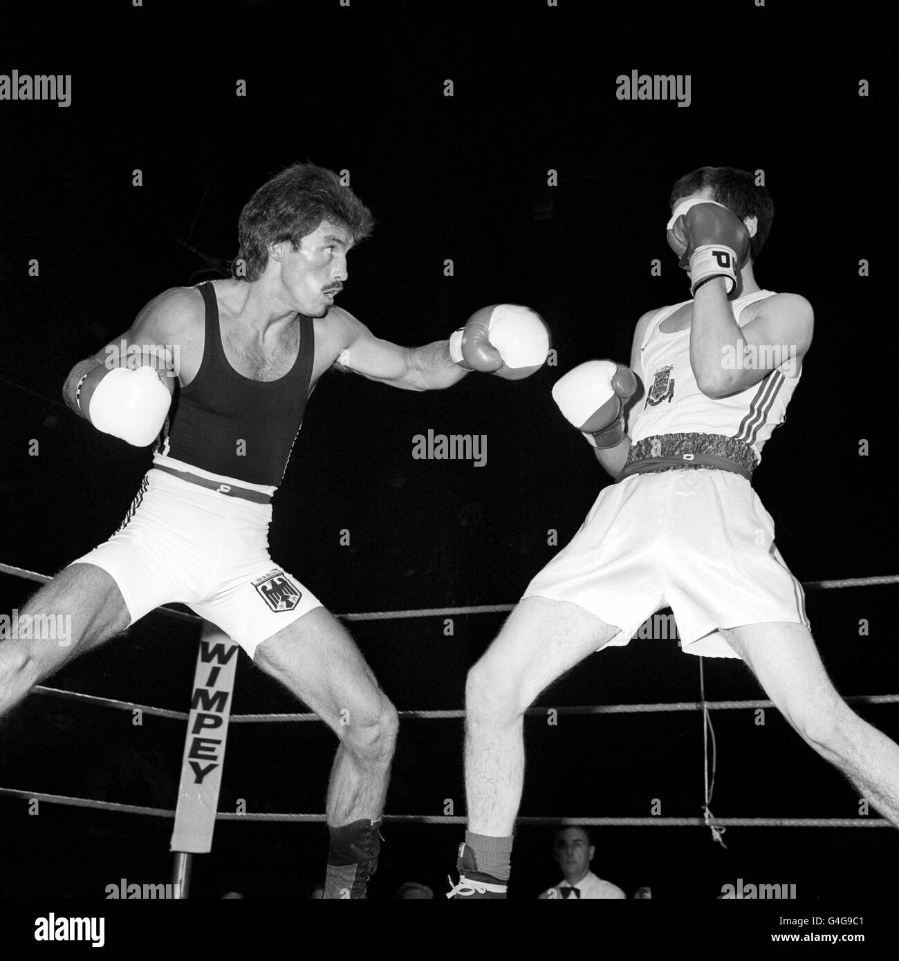 Rene Weller (l) battles with Gary Felvus. Weller went on to win the fight Stock Photo