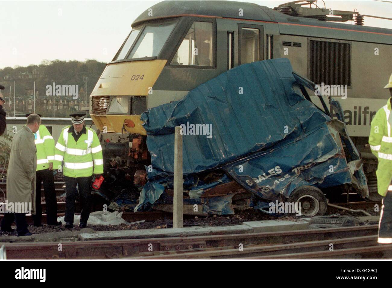 Police attend the scene at Slateford in Edinburgh early today Monday 16th November, 1998, after the London to Inverness sleeper crashed into two abandoned vans on the stretch of railway line near Edinburgh. The sleeper was carrying 140 passengers when it crashed, but no-one was hurt police said Photo by Tony J Haresign. See PA story Stock Photo
