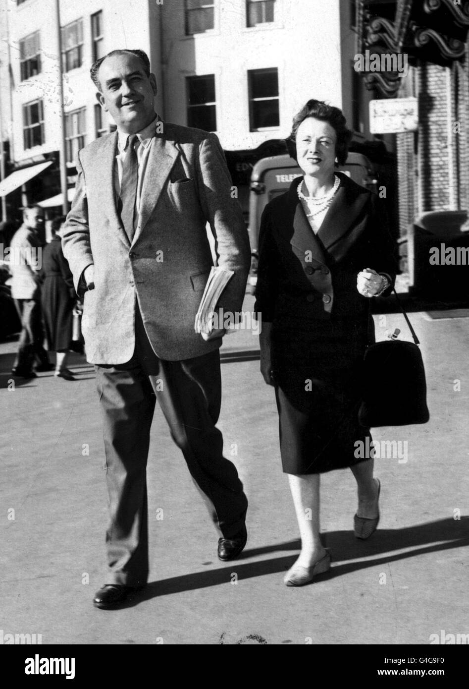 PA NEWS PHOTO 27/9/58 BARBARA CASTLE WITH TOM DRIBERG IN SCARBOROUGH PRIOR TO THE LABOUR PARTY CONFERENCE OPENING Stock Photo