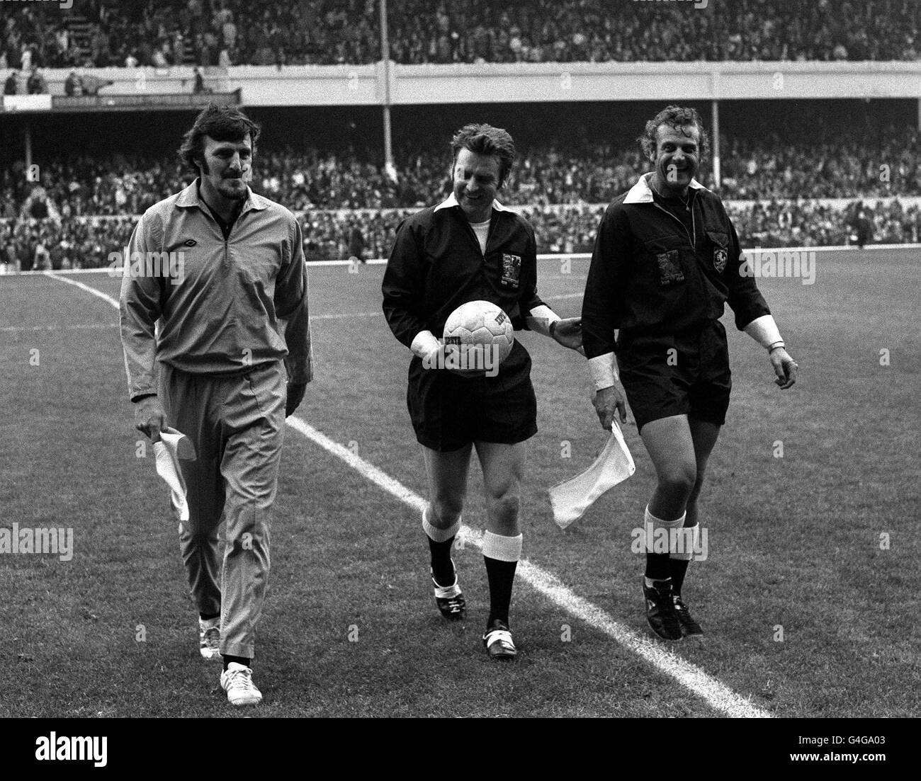 PA NEWS PHOTO 16/9/72 FOOTBALL TELEVISION PUNDIT JIMMY HILL (LEFT) PICTURED WITH REFEREE P. PARTRIDGE AND THE OTHER LINESMAN J.W.A. CRAIGIE LEAVING THE PITCH AFTER RUNNING THE LINE DURING THE ARSENAL VS LIVERPOOL MATCH AT HIGHBURY IN LONDON Stock Photo