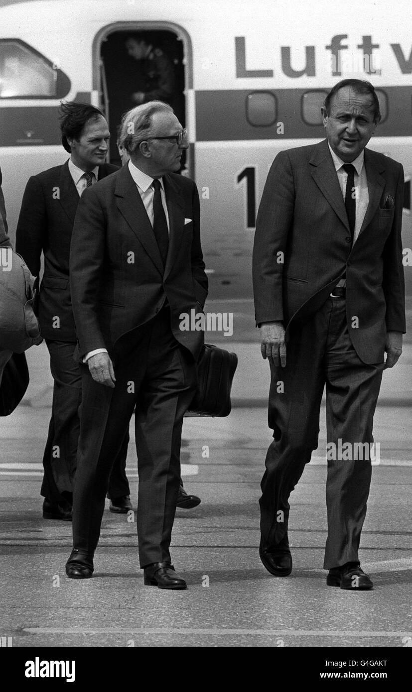 PA NEWS PHOTO 11/5/81  LORD CARRINGTON (LEFT) WITH HIS GERMAN OPPOSITE NUMBER HANS-DIETRICH GENSCHER AT RAF BENSON IN OXFORDSHIRE Stock Photo