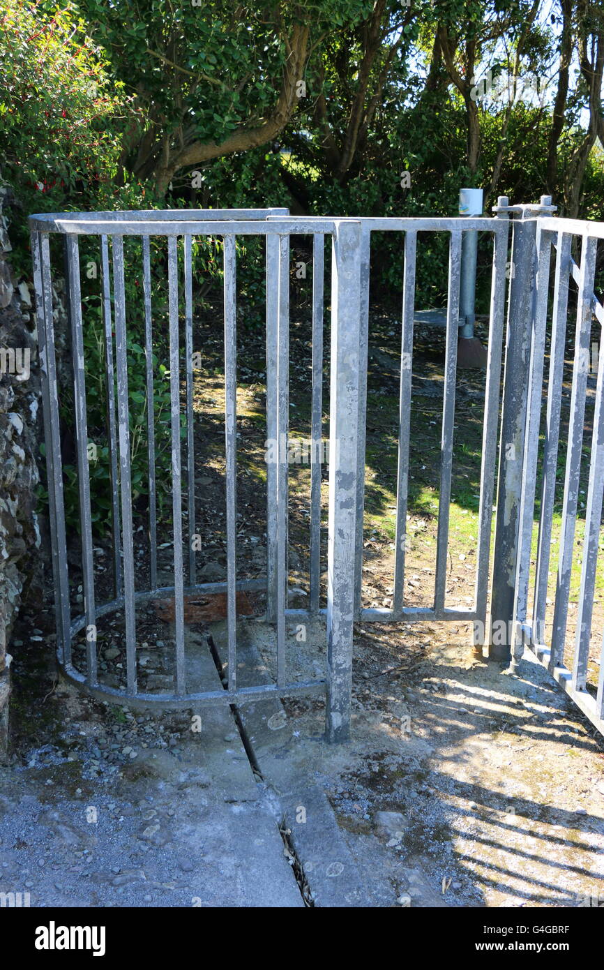 Vintage metal gate hi-res stock photography and images - Alamy