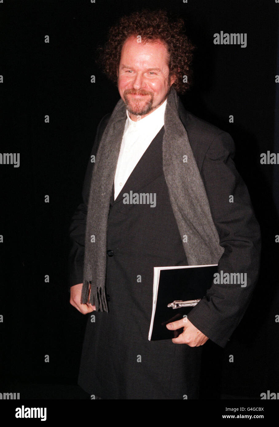 PA NEWS PHOTO 5/12/98 FILM DIRECTOR MIKE FIGGIS ARRIVES AT THE EUROPEAN FILM AWARDS, HELD AT LONDON'S OLD VIC THEATRE. Stock Photo