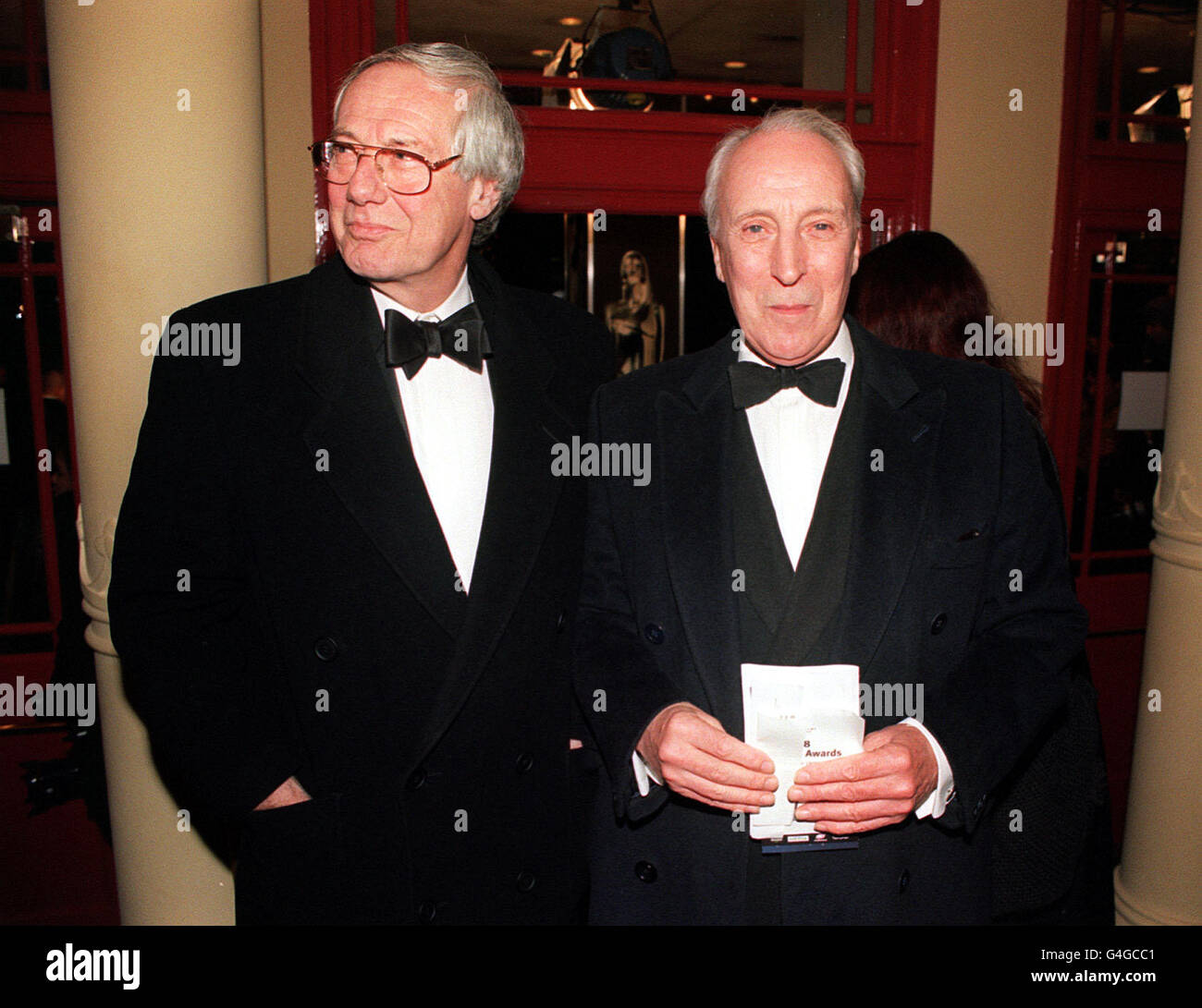 PA NEWS PHOTO 5/12/98 TV FILM CRITIC BARRY NORMAN (LEFT) AND ACTOR IAN RICHARDSON AT THE EUROPEAN FILM AWARDS, HELD AT LONDON'S OLD VIC THEATRE. Stock Photo