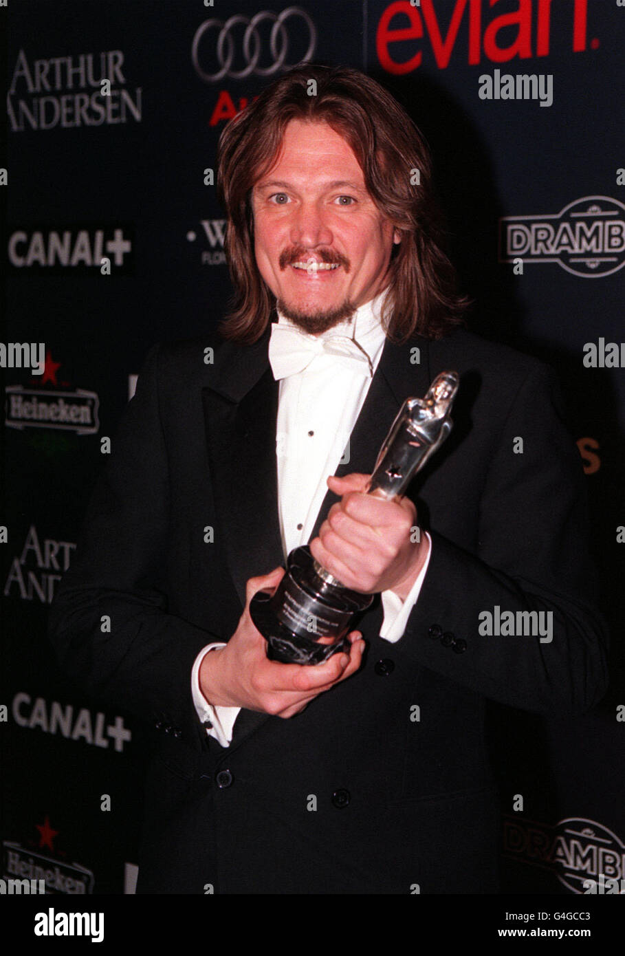 PA NEWS PHOTO 5/12/98 PETER HOWITT WINS THE AWARD FOR BEST EUROPEAN SCREENWRITER FOR HIS FILM 'SLIDING DOORS' AT THE EUROPEAN FILM AWARDS, HELD AT LONDON'S OLD VIC THEATRE. Stock Photo
