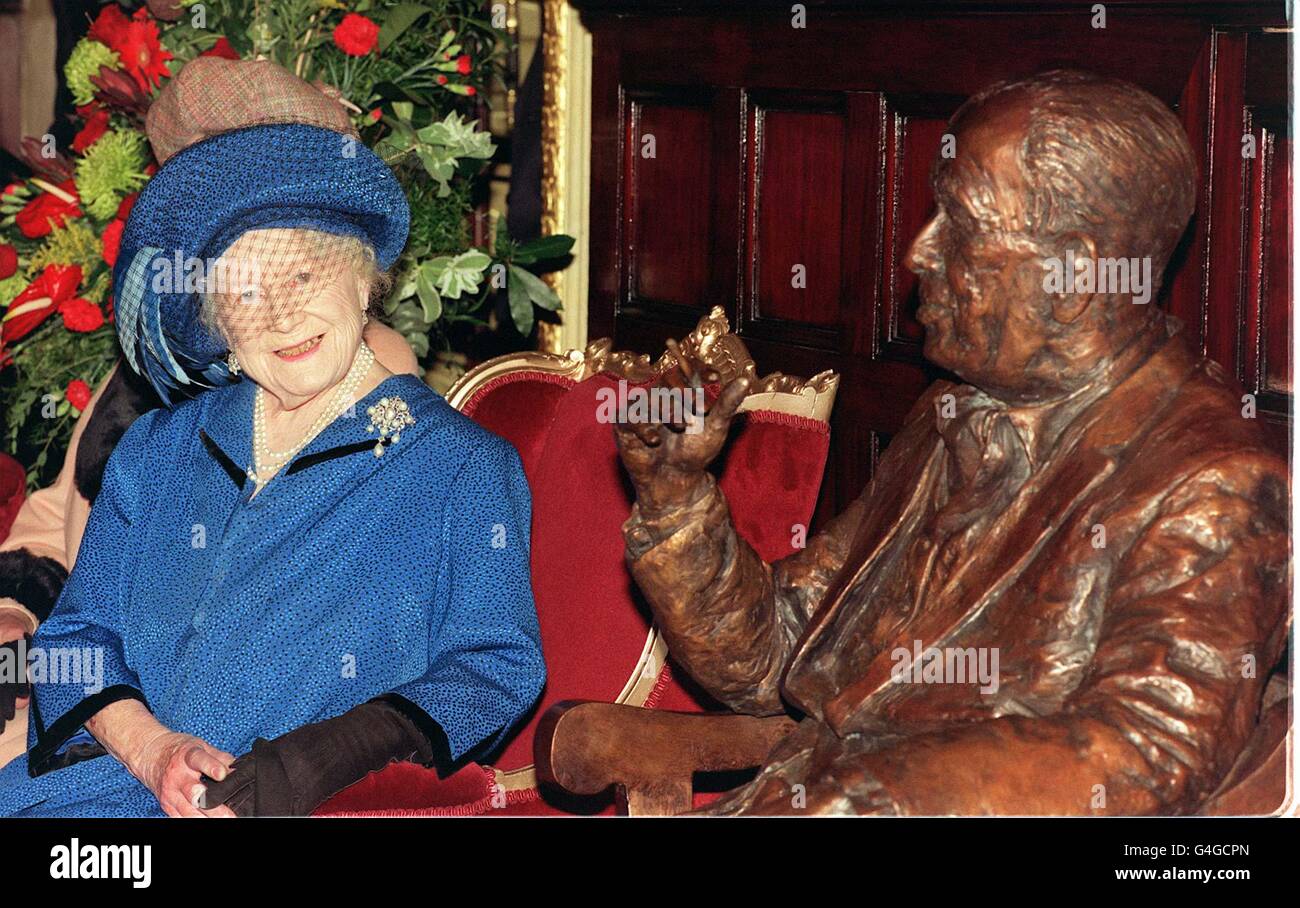 The Queen Mother during a photocall in London's Theatre Royal today Devember 8, 1998, where she unveiled a specially commissioned statue by Angela Conner, of her old friend playwright Noel Coward. See PA story ROYAL Coward. Photo by John Stillwell/PA Stock Photo