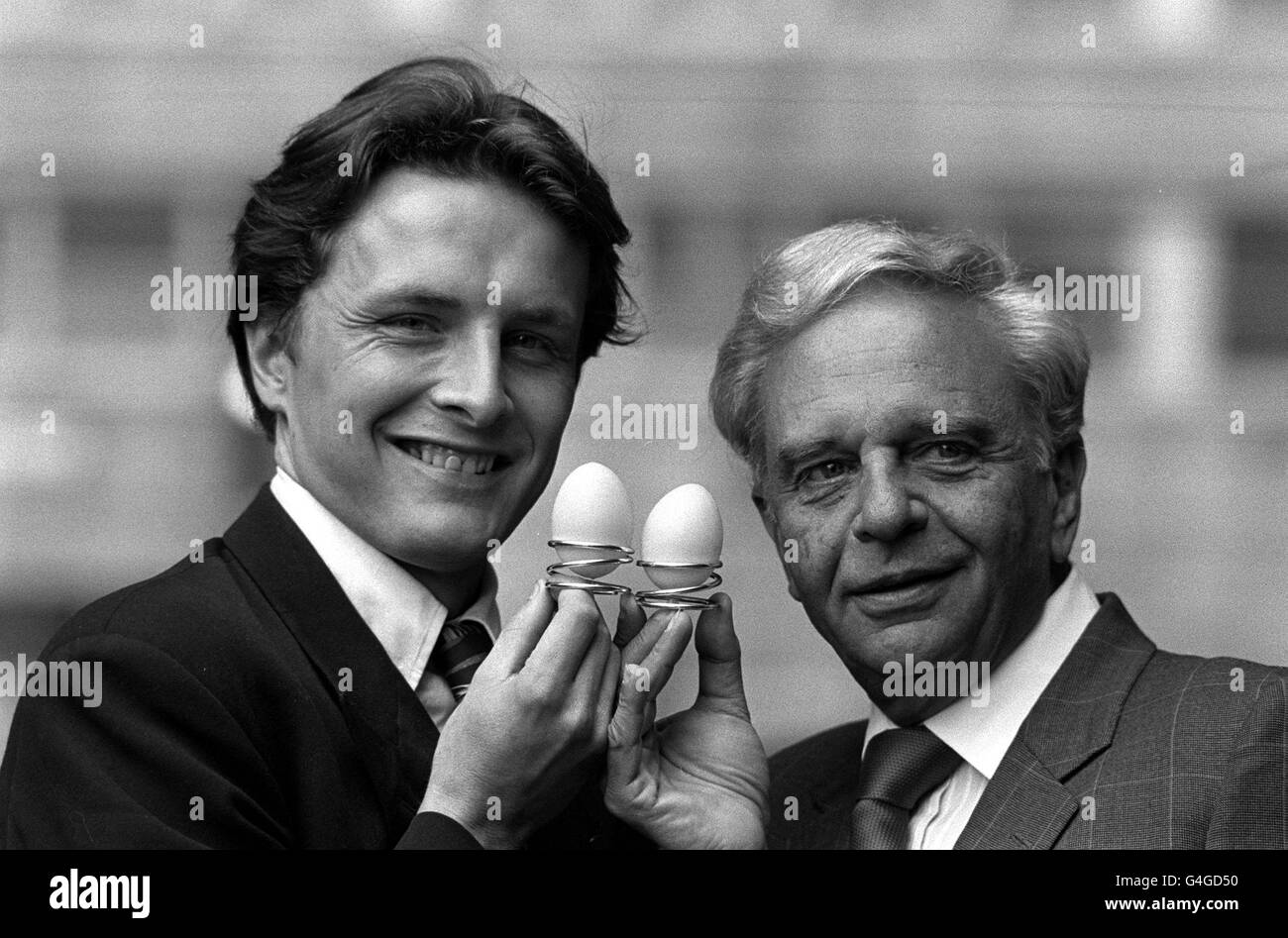 PA NEWS PHOTO 28/6/88 DESIGN GRADUATE NICK MUNRO GOES FOR A DOUBLE YOLK WITH REMINGTON SHAVER MILLIONAIRE VICTOR KIAM (RIGHT) IN LONDON. THE 25 YEAR ODL FROM CHESTER WAS CHOSE AS THE WINNER OF SHELL'S LIVEWIRE UK AWARD. NICK WAS VOTED THE COUNTRY'S TOP YOUNG ENTREPRENEUR AFTER SETTING UP A COMPANY PRODUCING SILVER-PLATED SPRING EGG CUPS, INSPIRED BY FINDING A RUSTY OLD SPRING IN HIS ATTIC Stock Photo