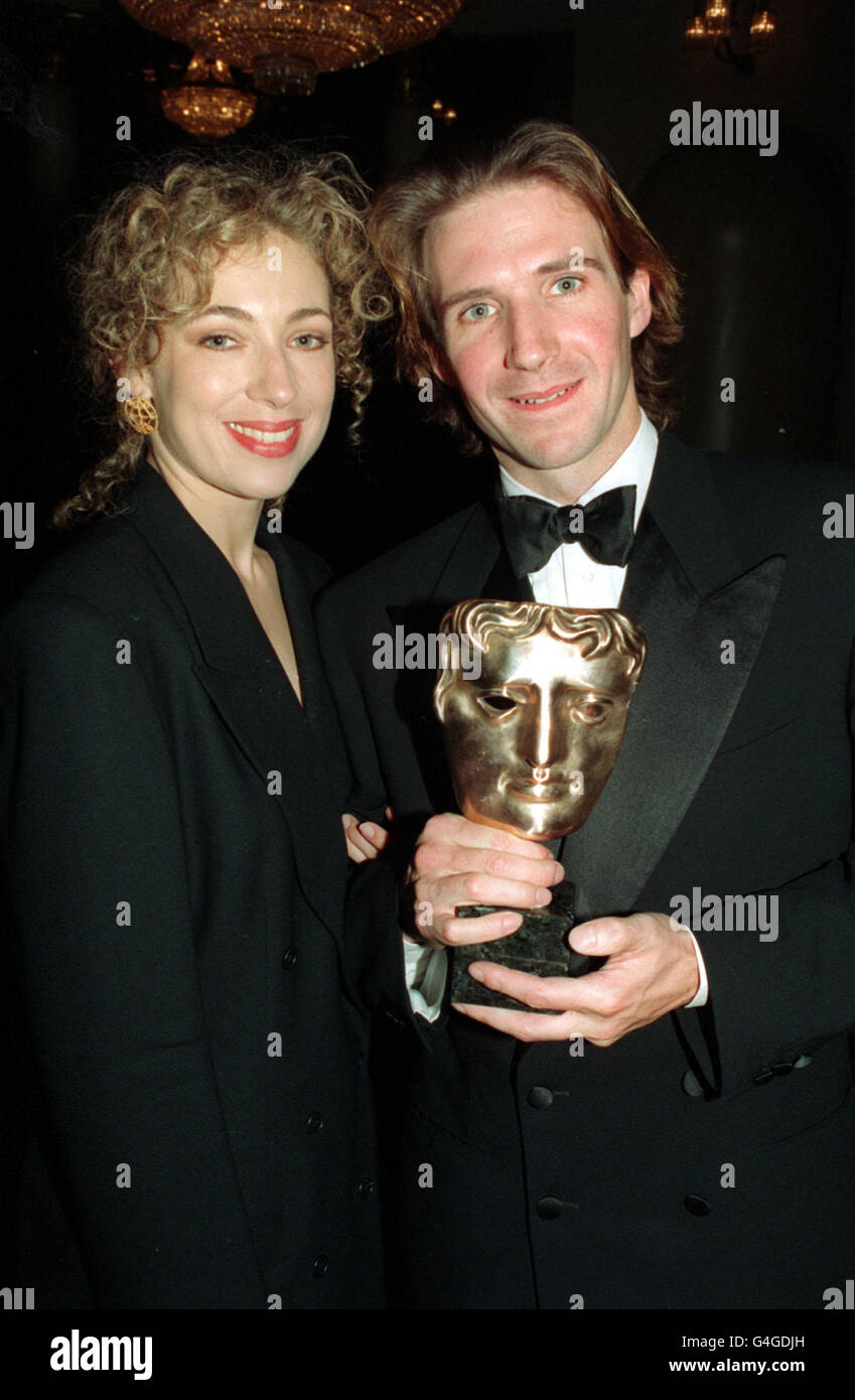 PA NEWS PHOTO 24/4/94  ACTOR RALPH FIENNES WITH HIS WIFE ALEX KINGSTON AND THE BAFTA AWARD FOR BEST SUPPORTING ACTOR IN 'SCHINDLER'S LIST' THAT HE COLLECTED AT THE CEREMONY IN LONDON Stock Photo