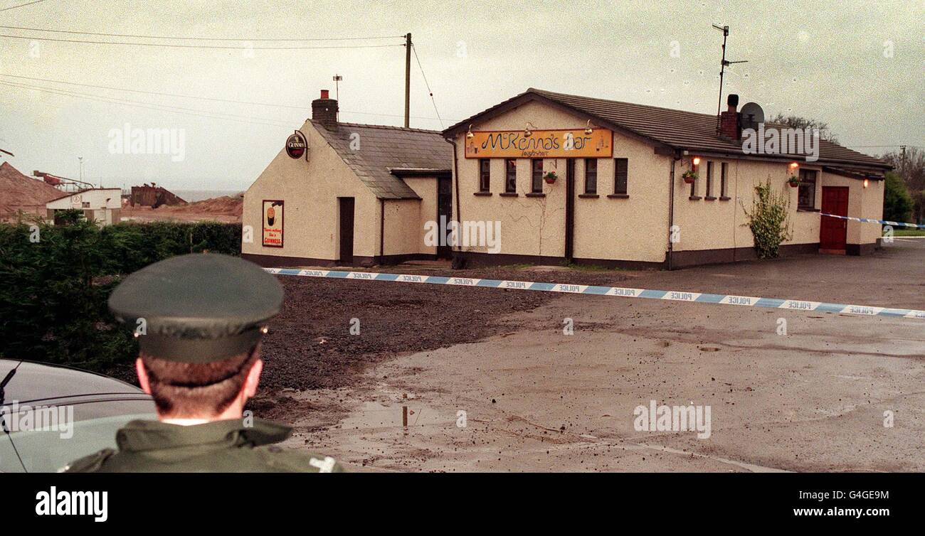 A member of the Royal Ulster Constabulary stands outside McKenna's Bar near Crumlin, Co Antrim, N Ireland, Thursday December 17, 1998 after an overnight explosion at the country pub. No-one was hurt in the blast, and a recently-emerged loyalist terrorist group - the Orange Volunteers - have claimed responsibility for the blast, saying it was an attempt to assassinate a senior IRA commander who drinks in the bar. See PA story ULSTER Explosion. PA Photo: Belfast Telegraph Stock Photo